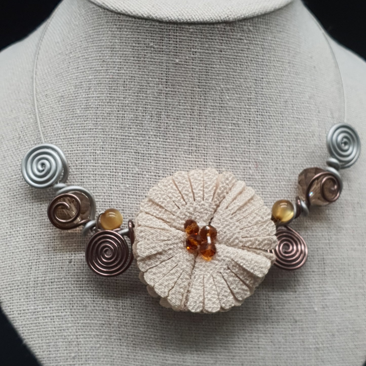 Collier câblé spirales fils aluminium argent ou bronze perles facettées pierre reconstituée – Ajustable
