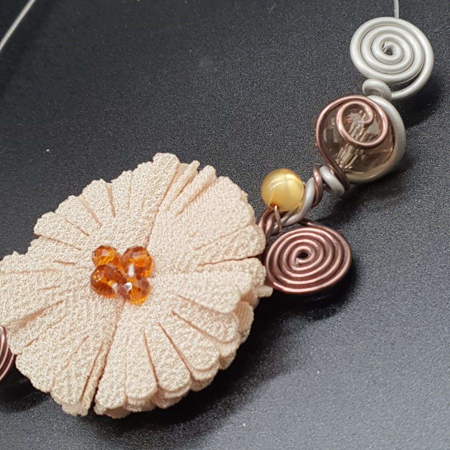 Collier câblé spirales fils aluminium argent ou bronze perles facettées pierre reconstituée – Ajustable