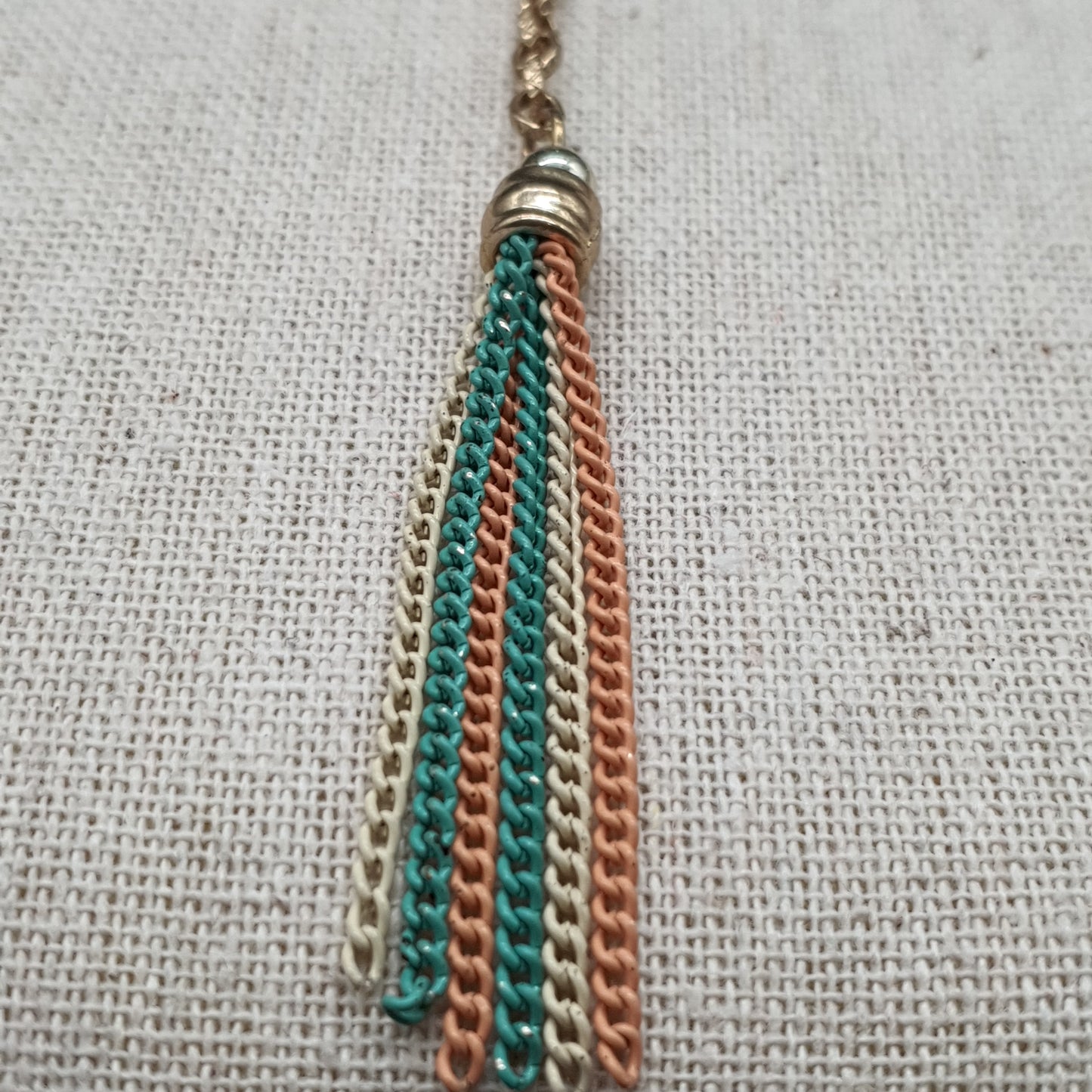 Collier sautoir double rang acier doré chaînes à billes maille gourmette perles fantaisie colorées pompon tassel pampille dorée pendentifs pierre reconstituée fleur en nacre chaînettes colorées