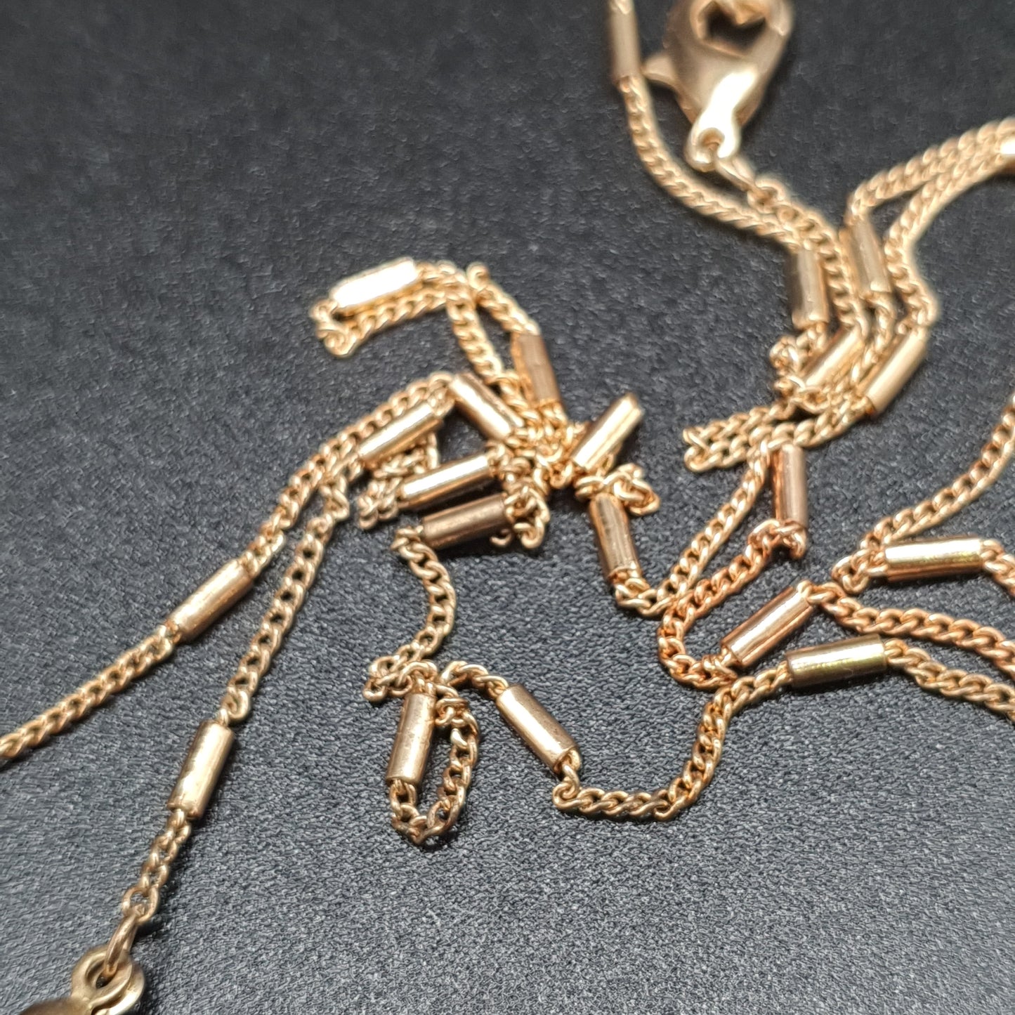 Collier sautoir doré acier inoxydable détails émaillés motif libellule perles de verre – Chaîne maille satellite