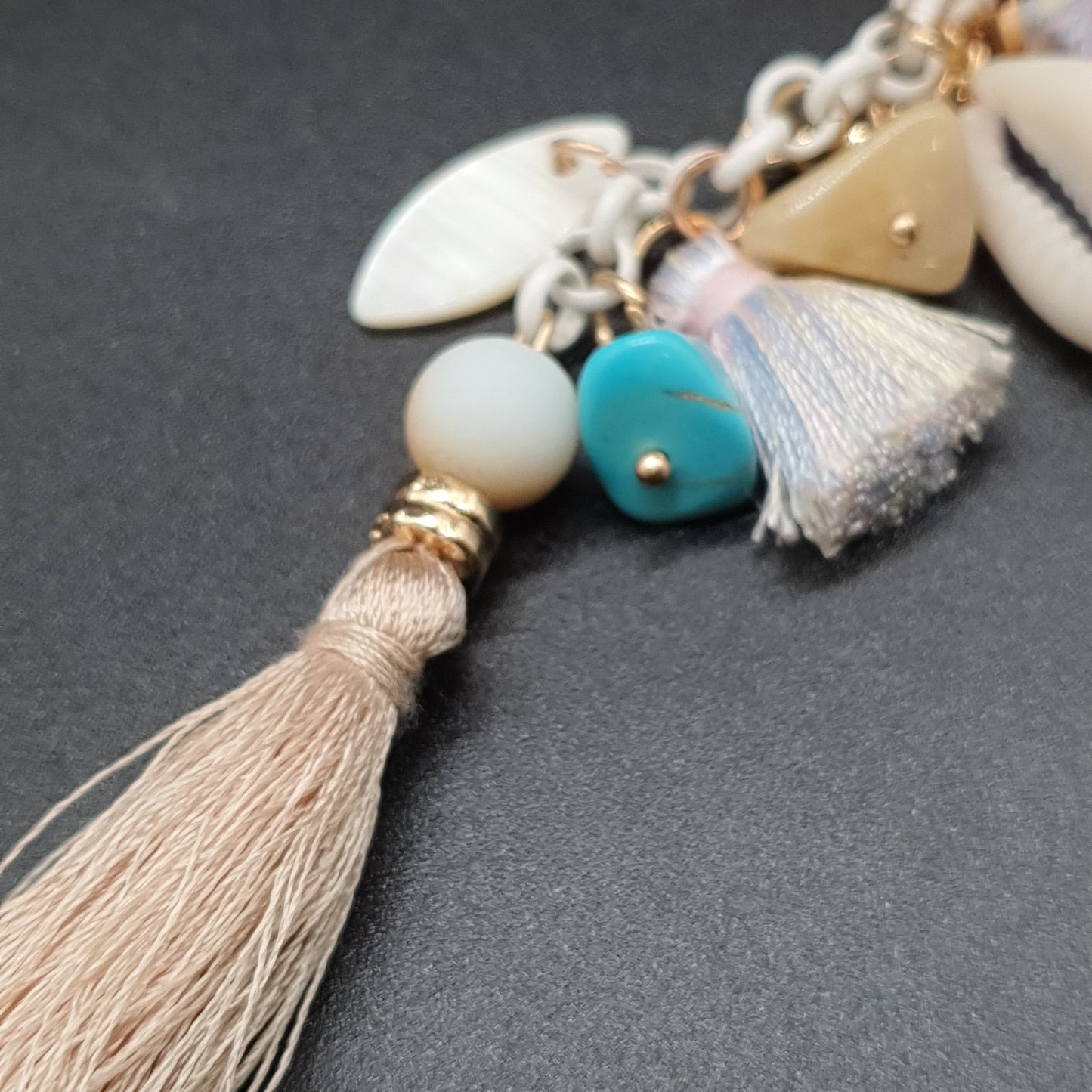 Collier sautoir doré acier inoxydable détails émaillés motif libellule perles de verre – Chaîne maille satellite