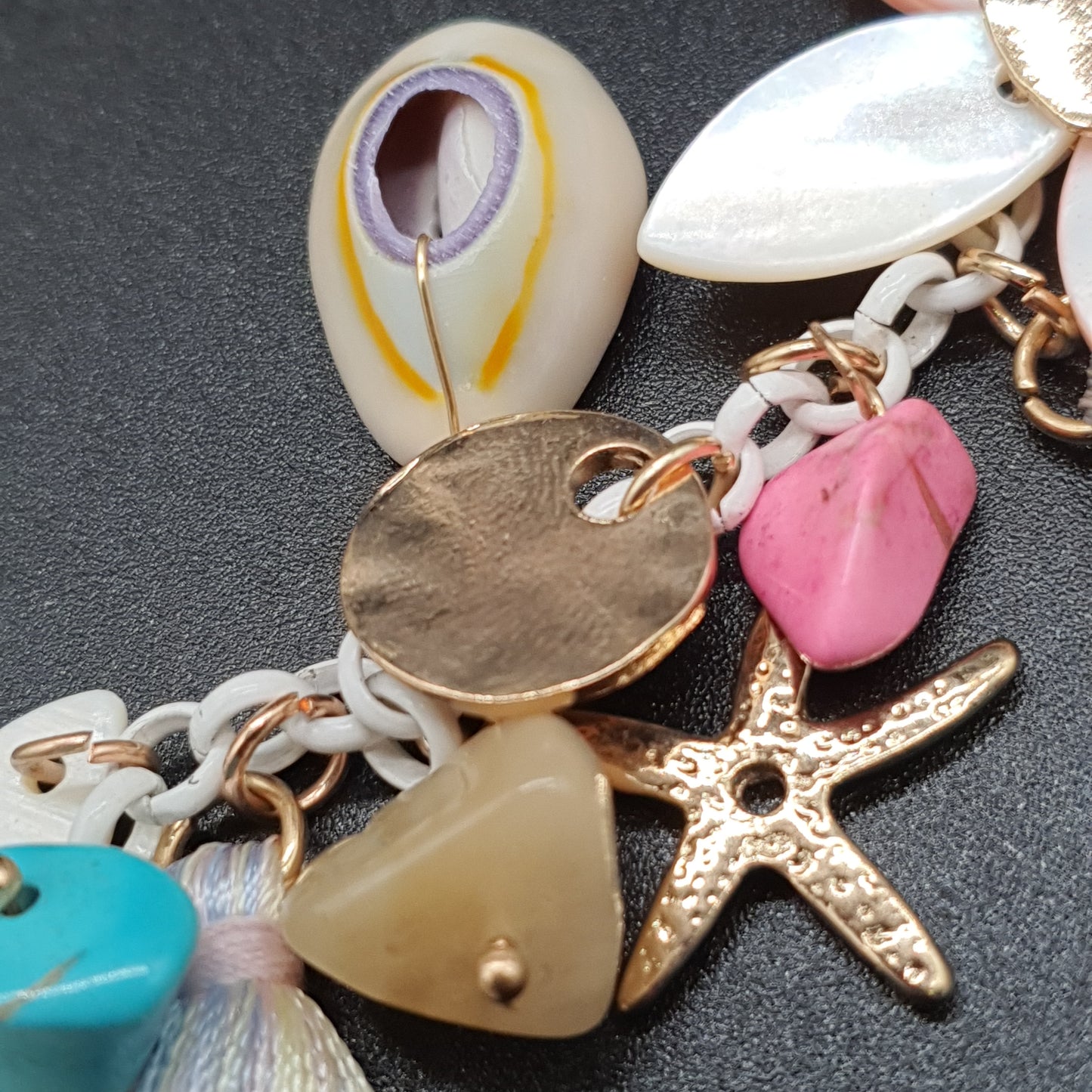 Collier sautoir doré acier inoxydable détails émaillés motif libellule perles de verre – Chaîne maille satellite