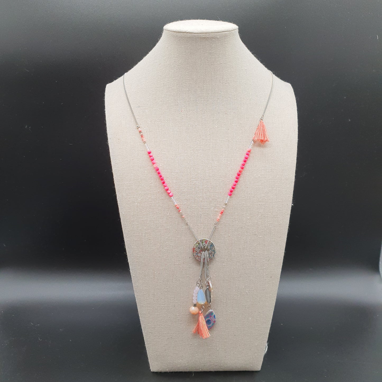 Collier sautoir argenté chaîne fine avec pompon tassel et perles colorées – Pierre reconstituée et perles fantaisie