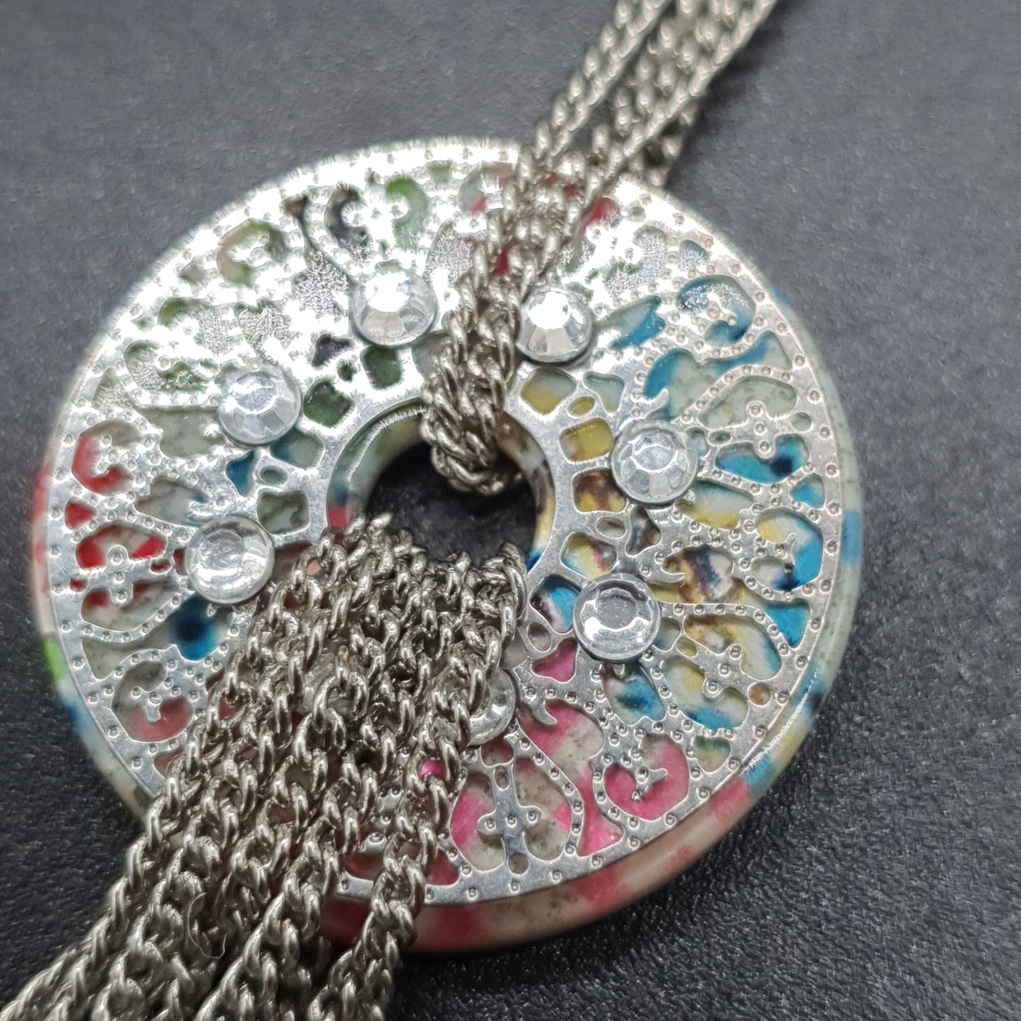 Collier sautoir argenté chaîne fine avec pompon tassel et perles colorées – Pierre reconstituée et perles fantaisie