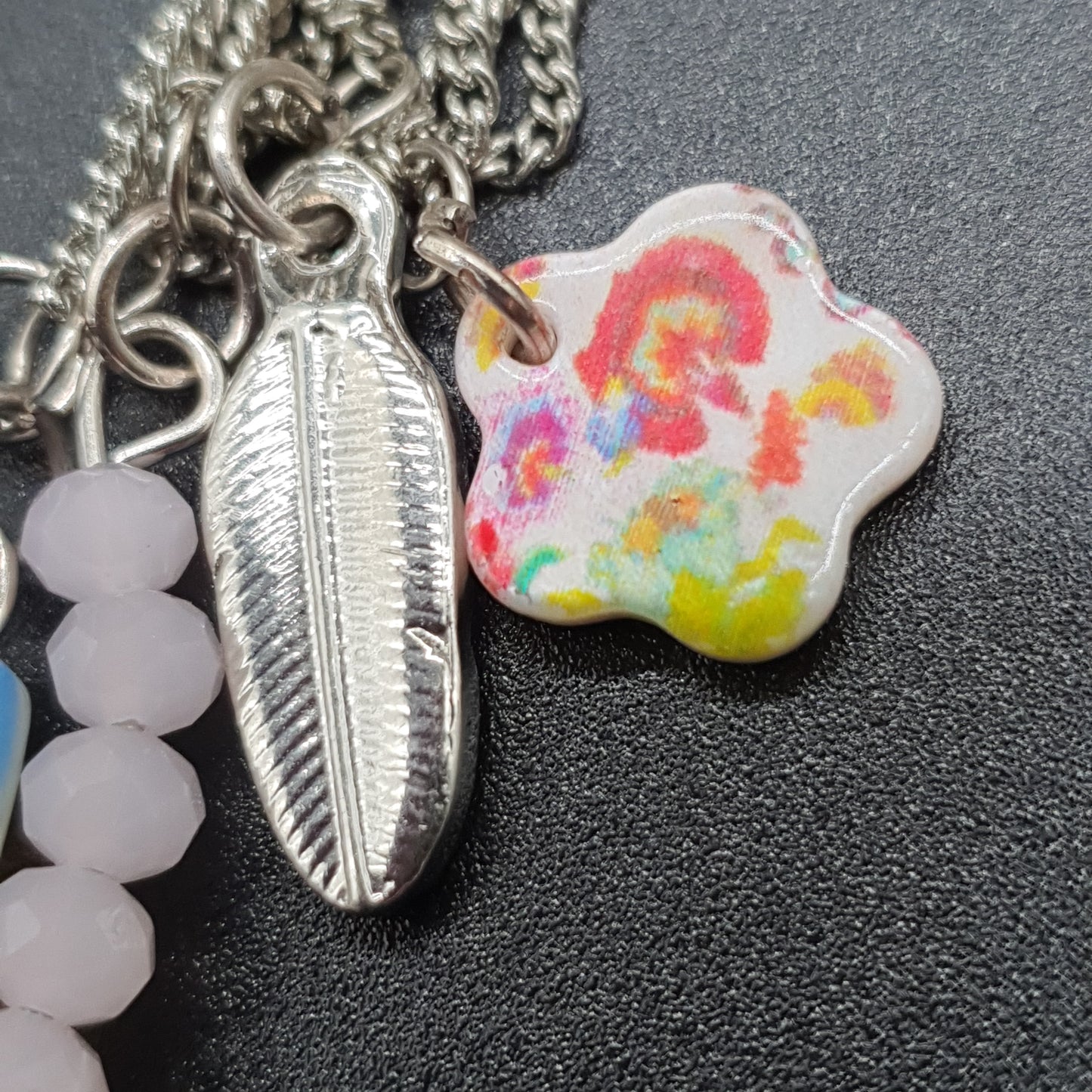 Collier sautoir argenté chaîne fine avec pompon tassel et perles colorées – Pierre reconstituée et perles fantaisie