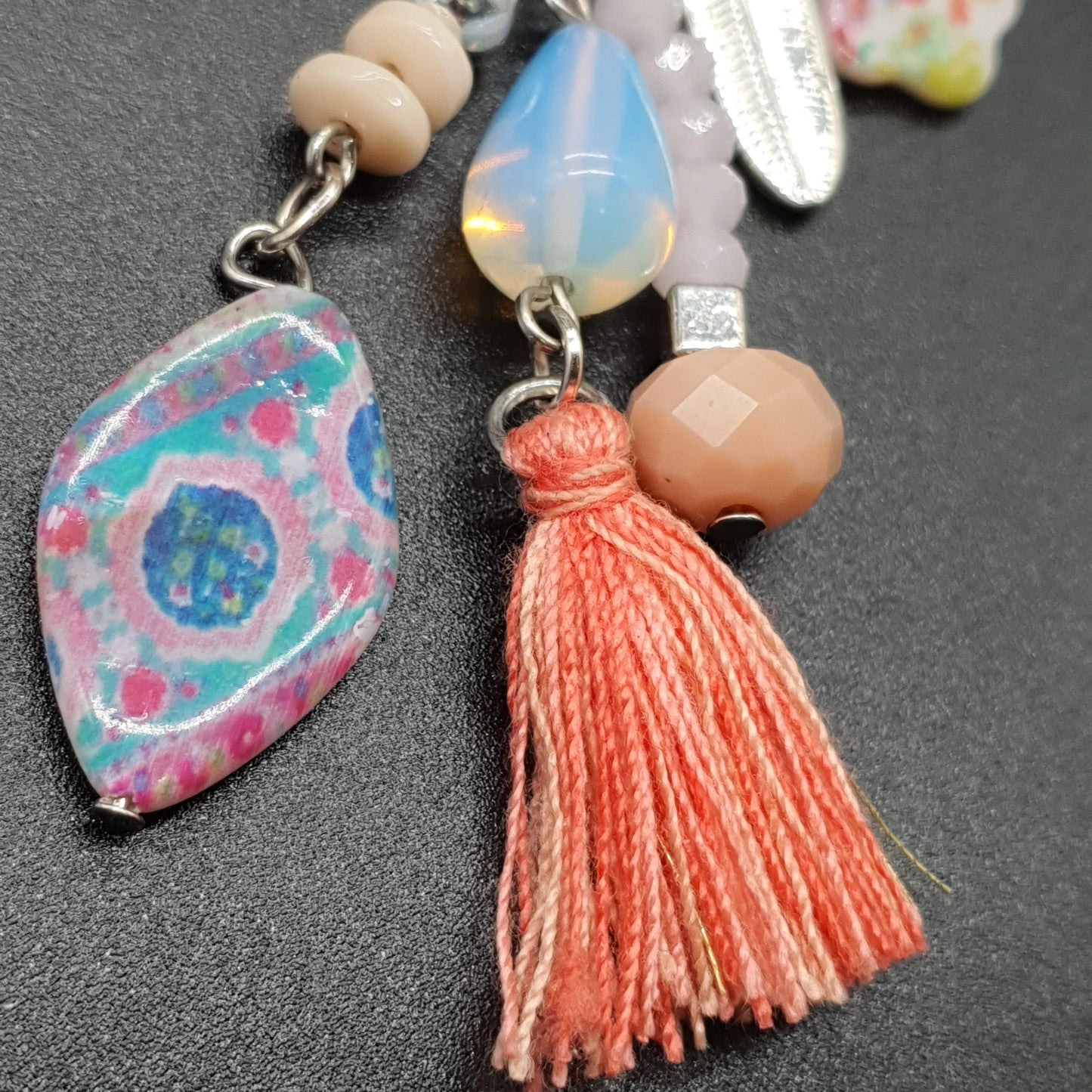 Collier sautoir argenté chaîne fine avec pompon tassel et perles colorées – Pierre reconstituée et perles fantaisie