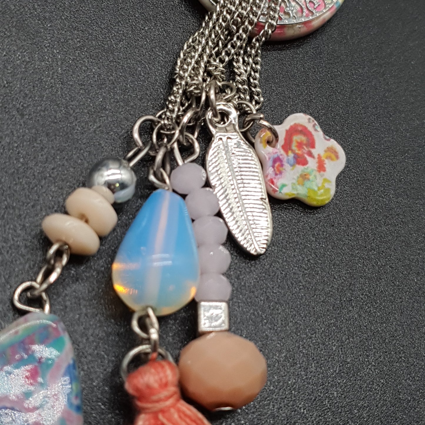 Collier sautoir argenté chaîne fine avec pompon tassel et perles colorées – Pierre reconstituée et perles fantaisie