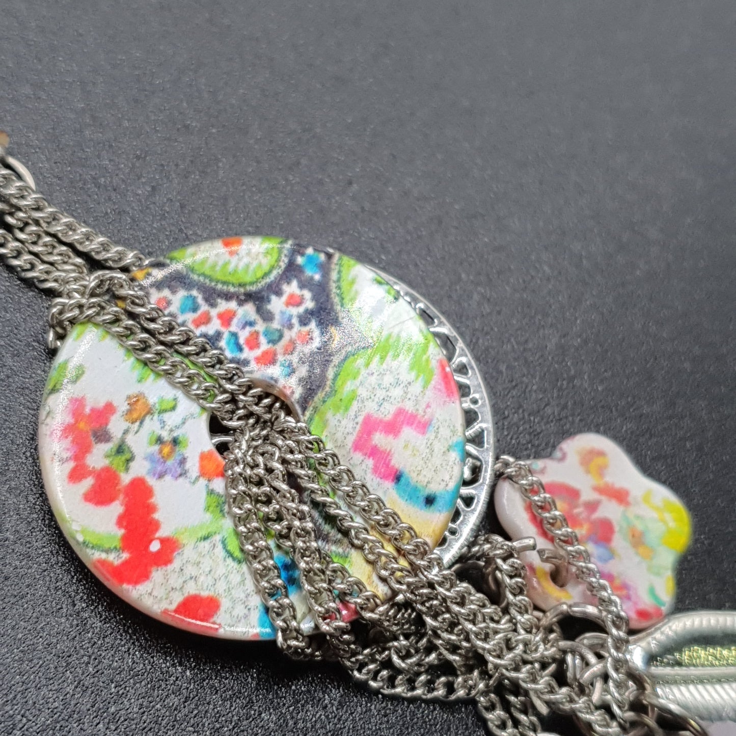 Collier sautoir argenté chaîne fine avec pompon tassel et perles colorées – Pierre reconstituée et perles fantaisie