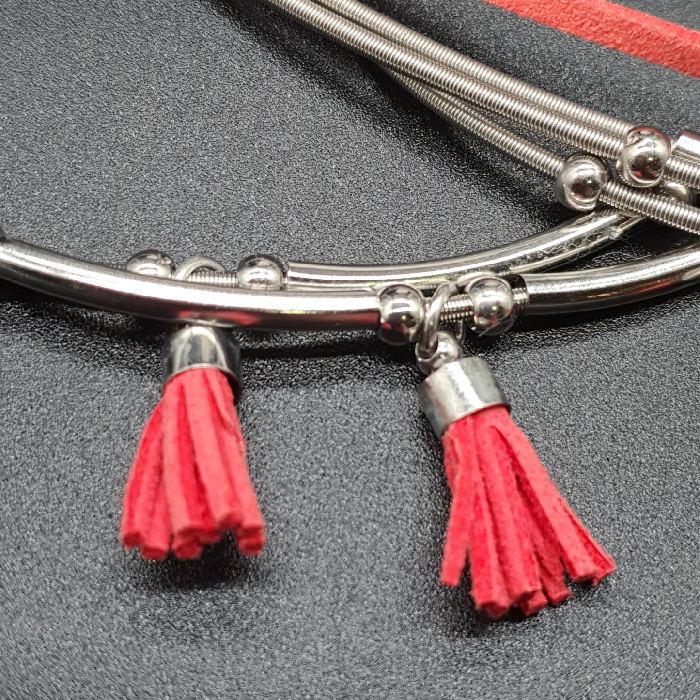 Collier aimanté multi-fils rouge fil mémoire perles métal argenté et simili daim