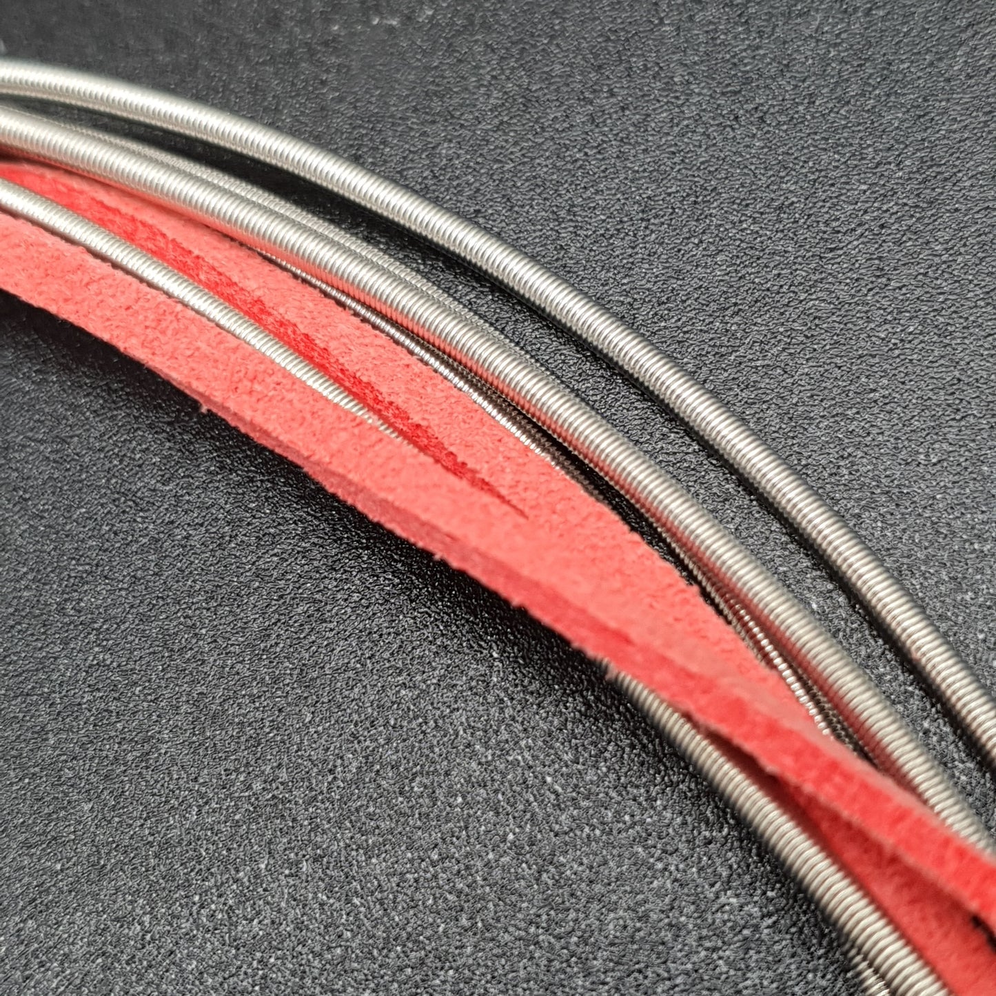 Collier aimanté multi-fils rouge fil mémoire perles métal argenté et simili daim