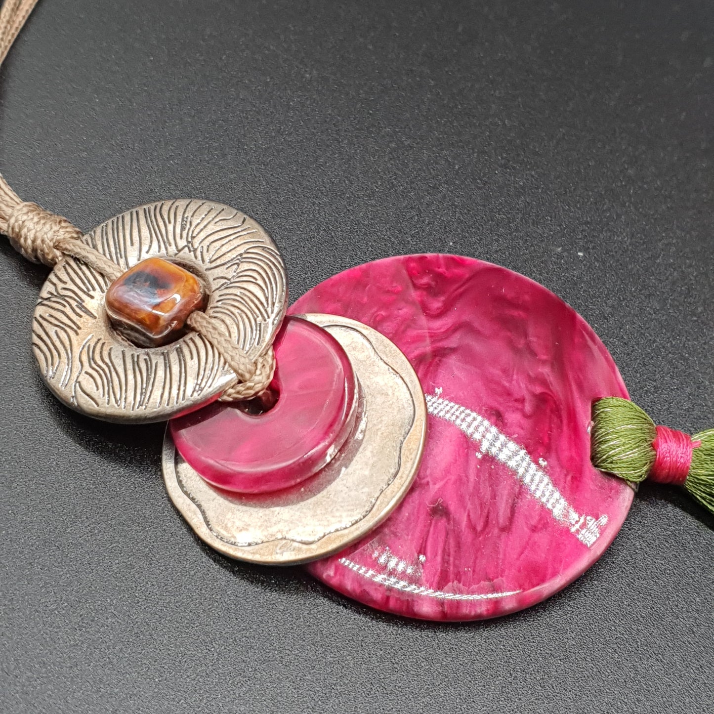 Collier sautoir rose – Multi-cordons coton ciré, pendentif fleur, disques métal & émail