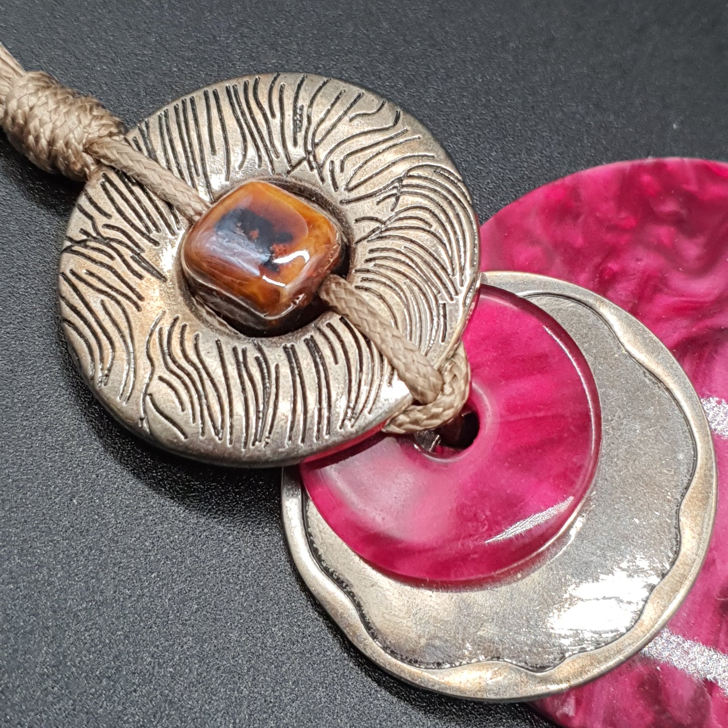 Collier sautoir rose – Multi-cordons coton ciré, pendentif fleur, disques métal & émail