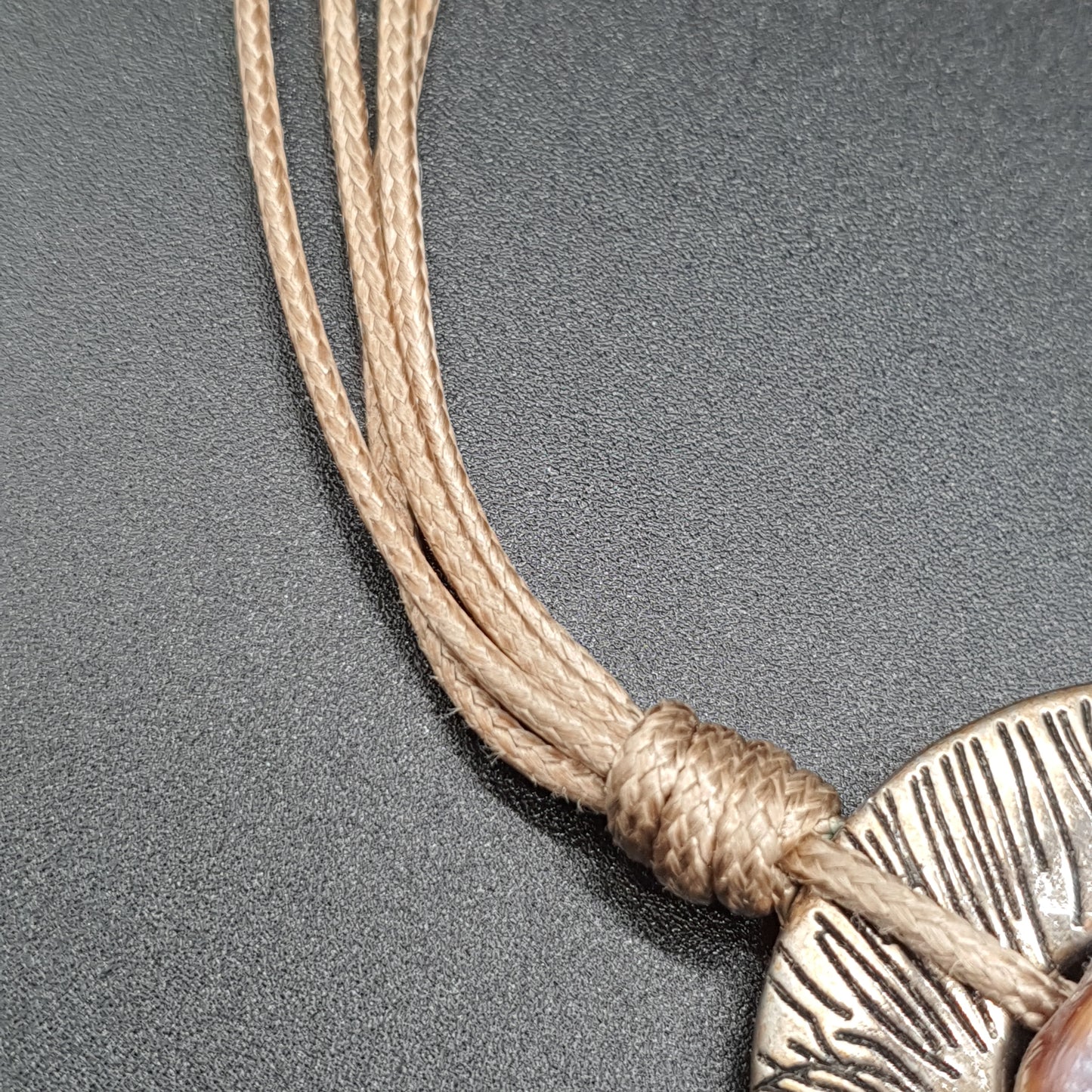 Collier sautoir rose – Multi-cordons coton ciré, pendentif fleur, disques métal & émail