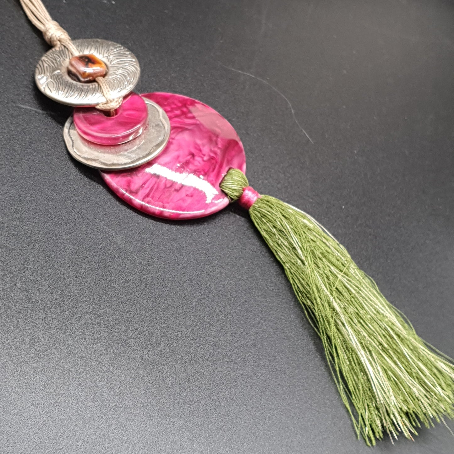 Collier sautoir rose – Multi-cordons coton ciré, pendentif fleur, disques métal & émail