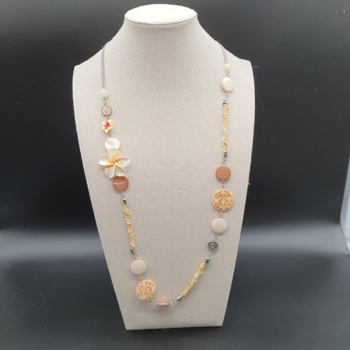 Parure collier sautoir & boucles d’oreilles – Double chaîne argentée, perles nacrées & fleurs