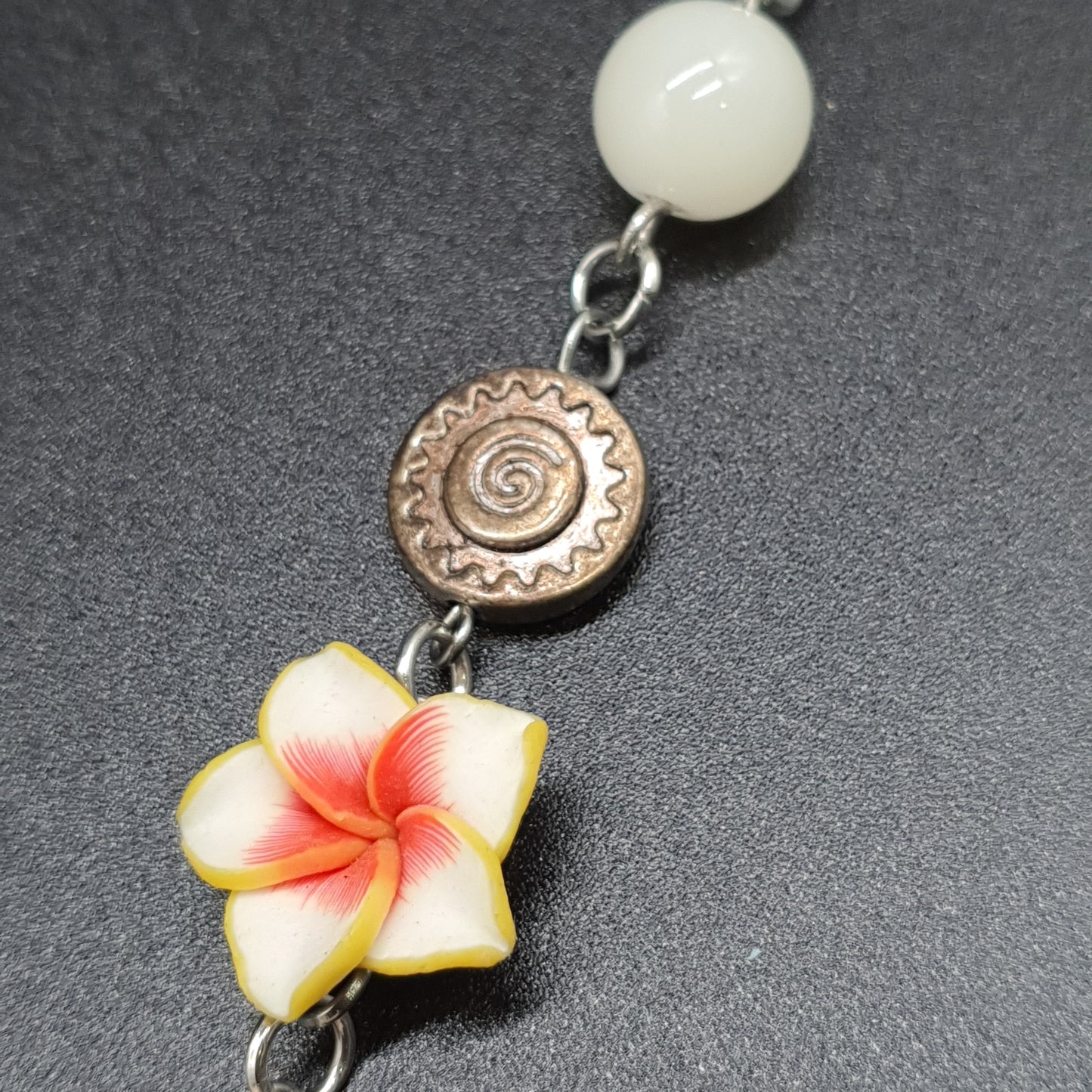 Parure collier sautoir & boucles d’oreilles – Double chaîne argentée, perles nacrées & fleurs