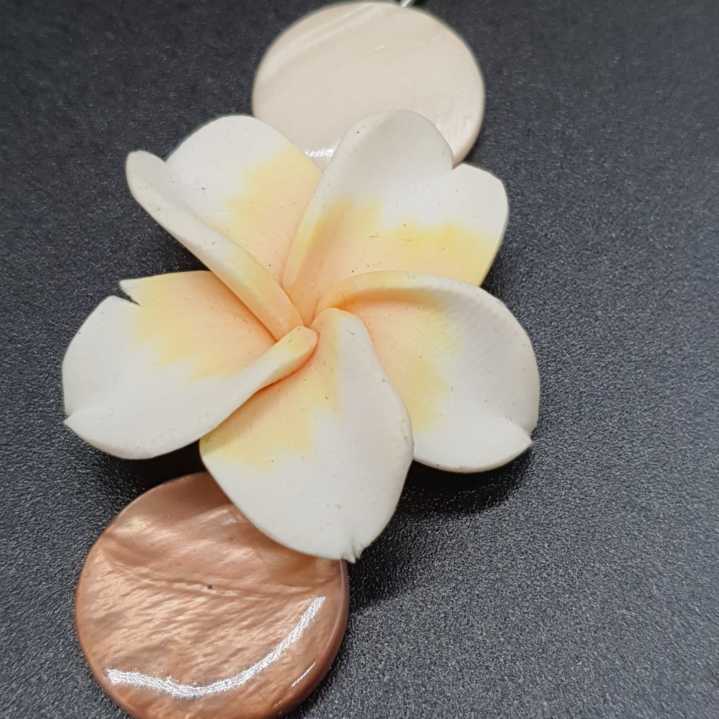 Parure collier sautoir & boucles d’oreilles – Double chaîne argentée, perles nacrées & fleurs