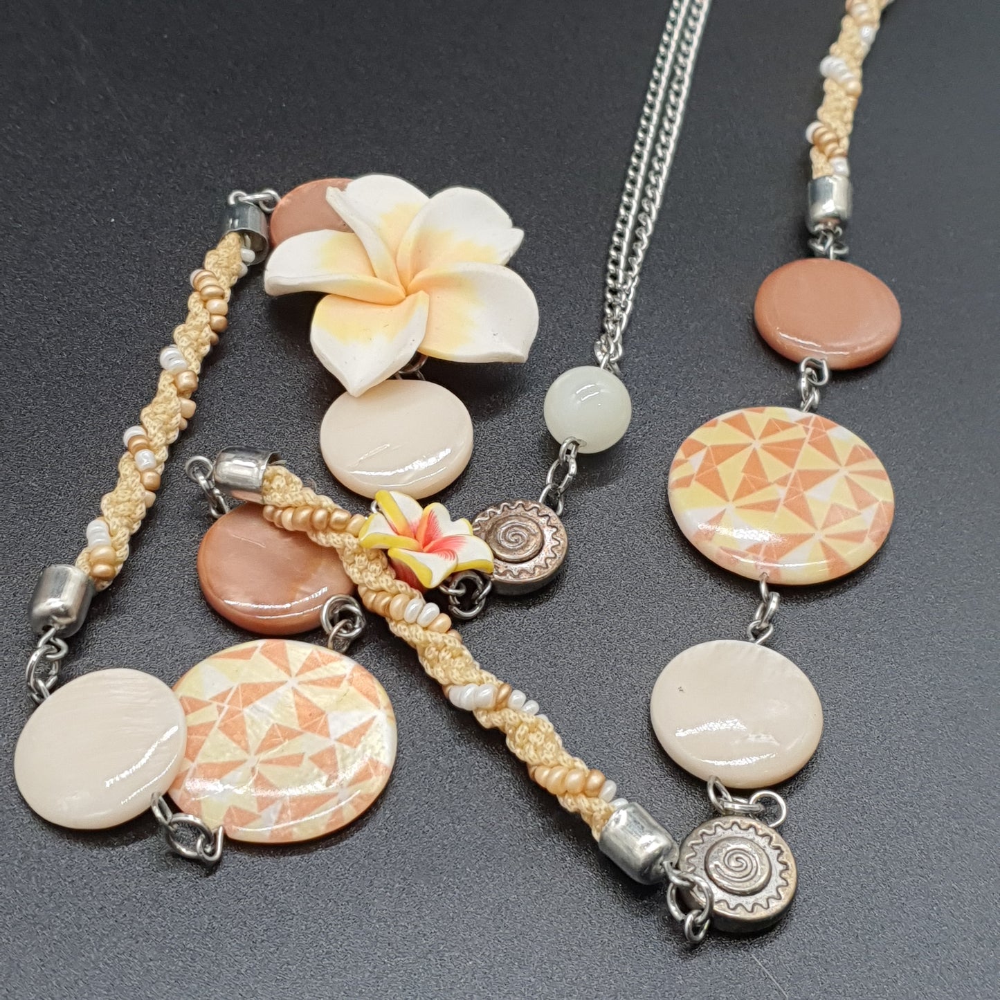 Parure collier sautoir & boucles d’oreilles – Double chaîne argentée, perles nacrées & fleurs