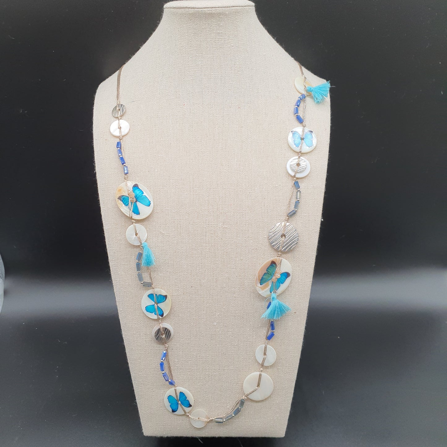 Collier sautoir multi-fils bleu – Nacre, papillon argenté & pompons