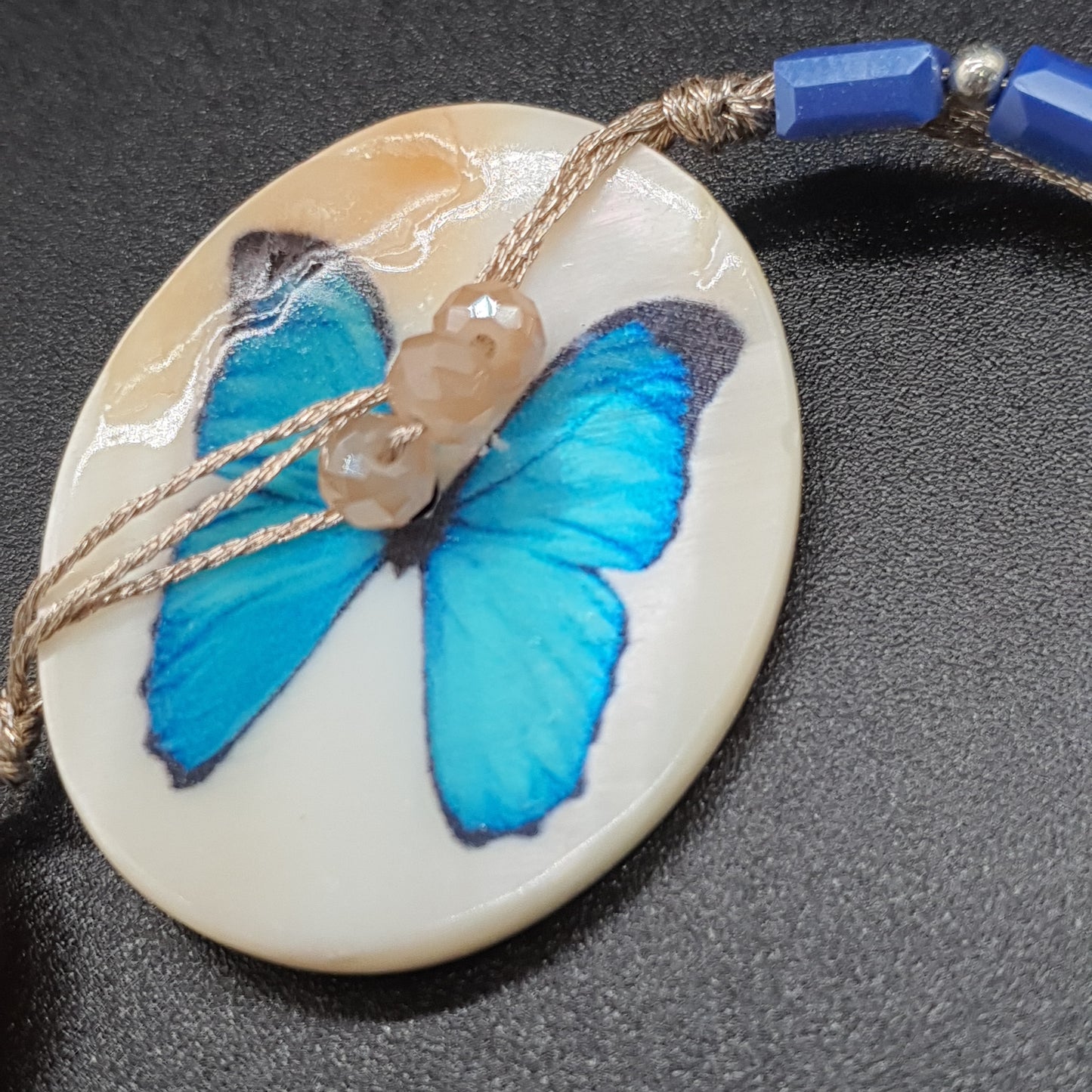 Collier sautoir multi-fils bleu – Nacre, papillon argenté & pompons