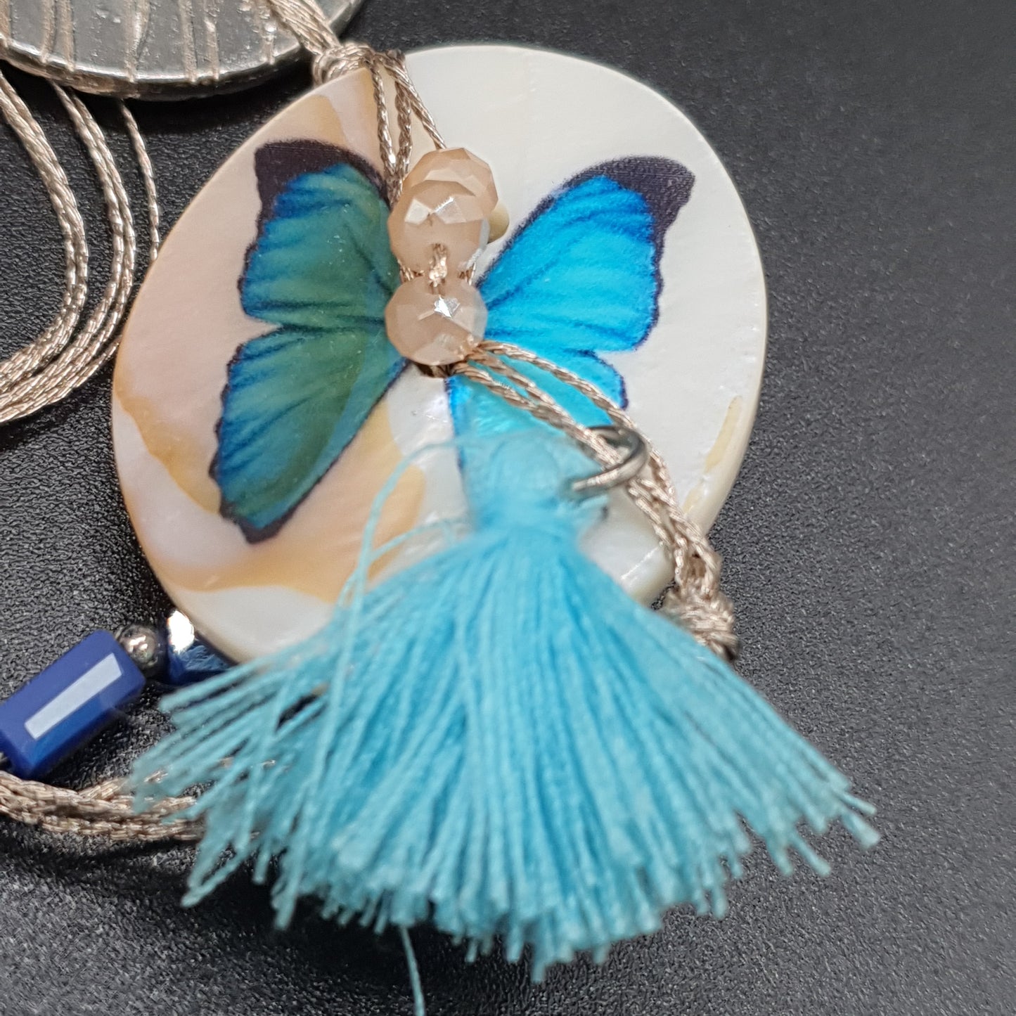 Collier sautoir multi-fils bleu – Nacre, papillon argenté & pompons