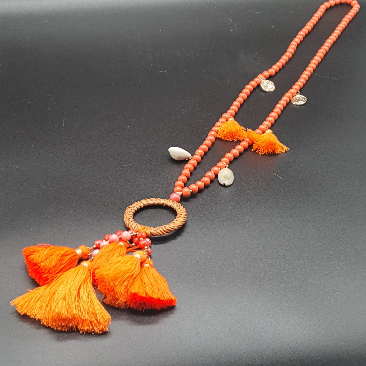 Collier sautoir orange perles en bois, coquillages cauri, médaillons dorés & tassel coton