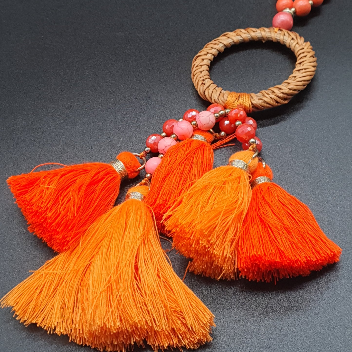 Collier sautoir orange perles en bois, coquillages cauri, médaillons dorés & tassel coton