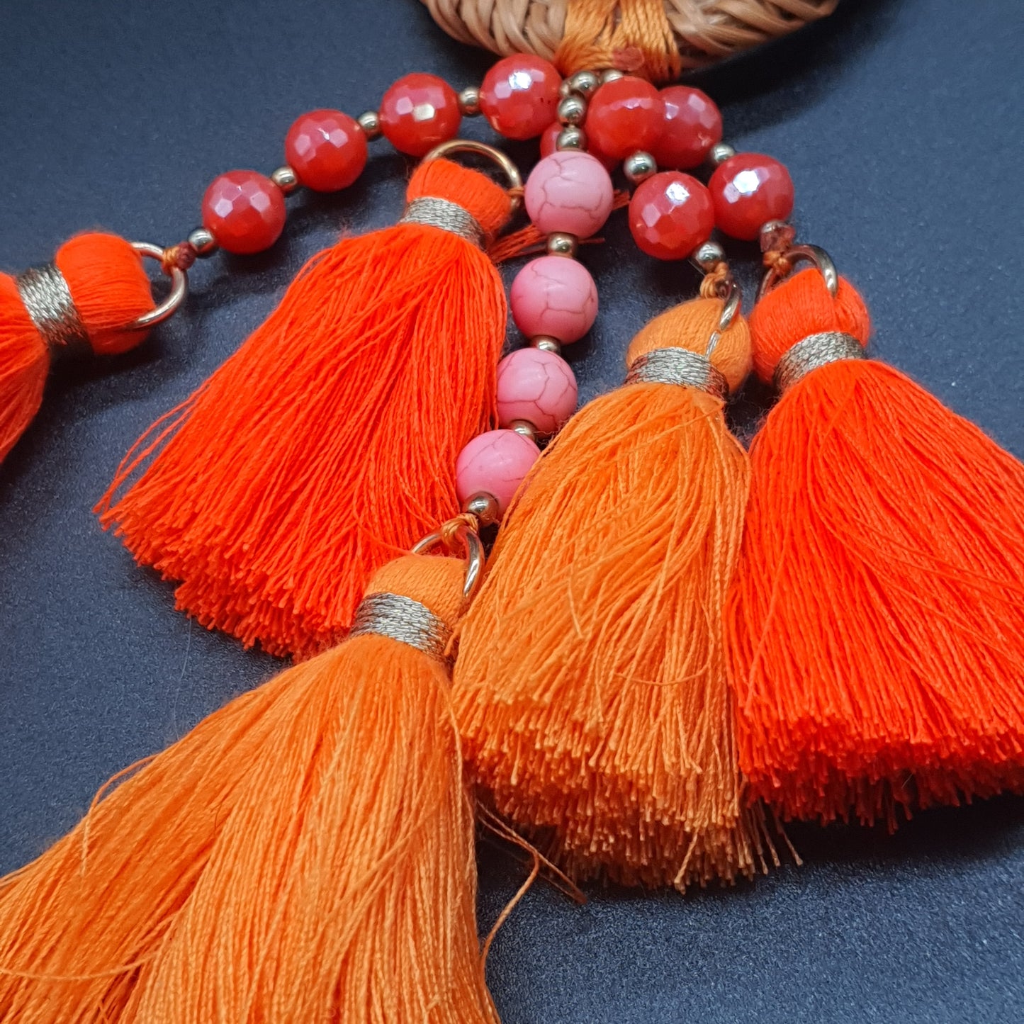 Collier sautoir orange perles en bois, coquillages cauri, médaillons dorés & tassel coton