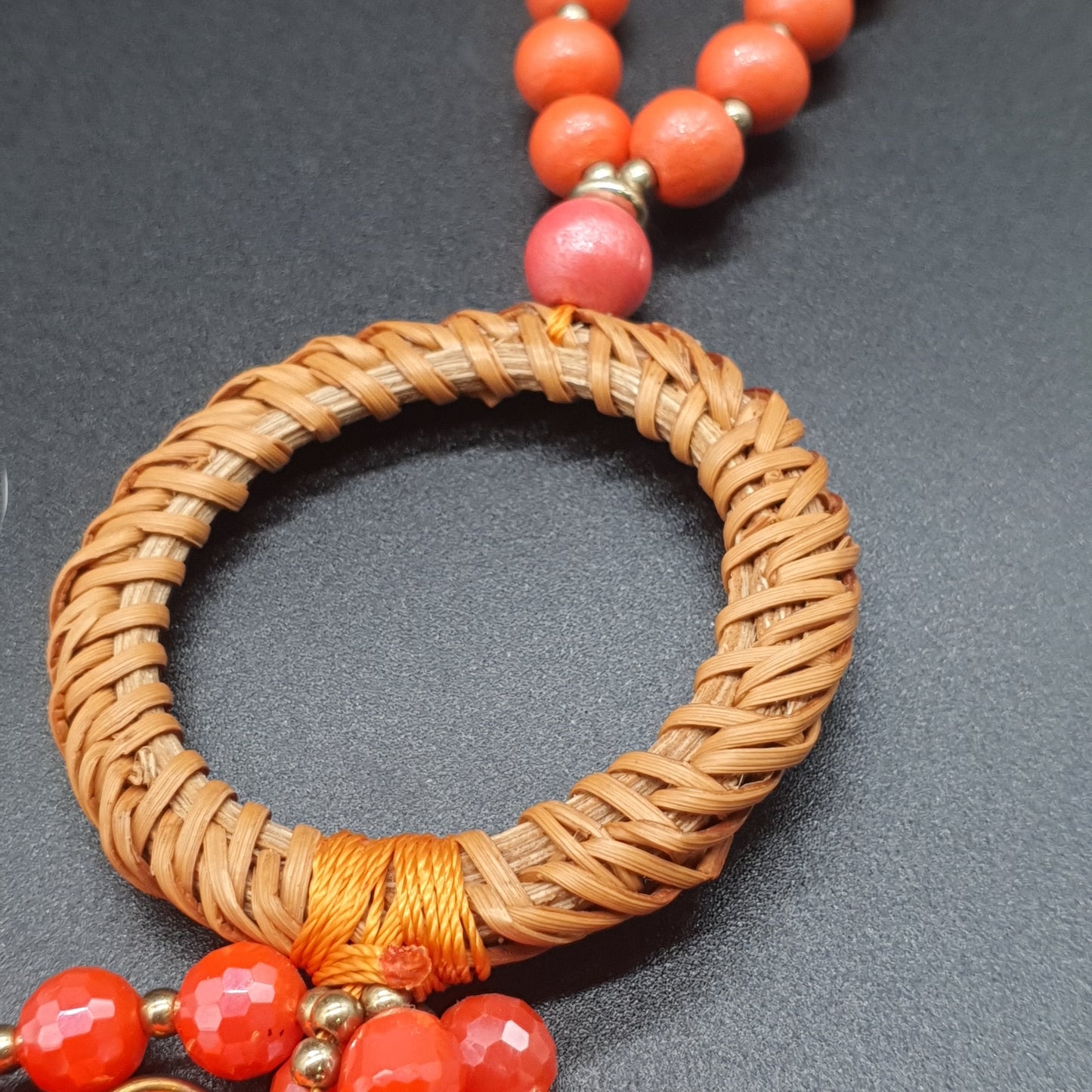 Collier sautoir orange perles en bois, coquillages cauri, médaillons dorés & tassel coton