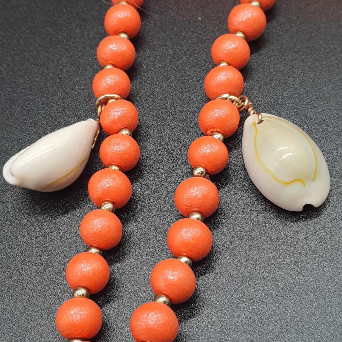 Collier sautoir orange perles en bois, coquillages cauri, médaillons dorés & tassel coton