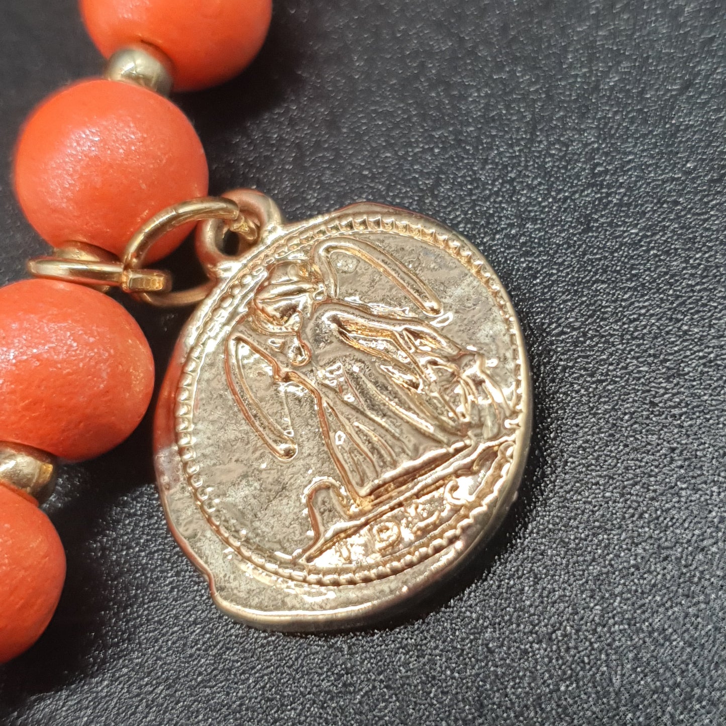 Collier sautoir orange perles en bois, coquillages cauri, médaillons dorés & tassel coton