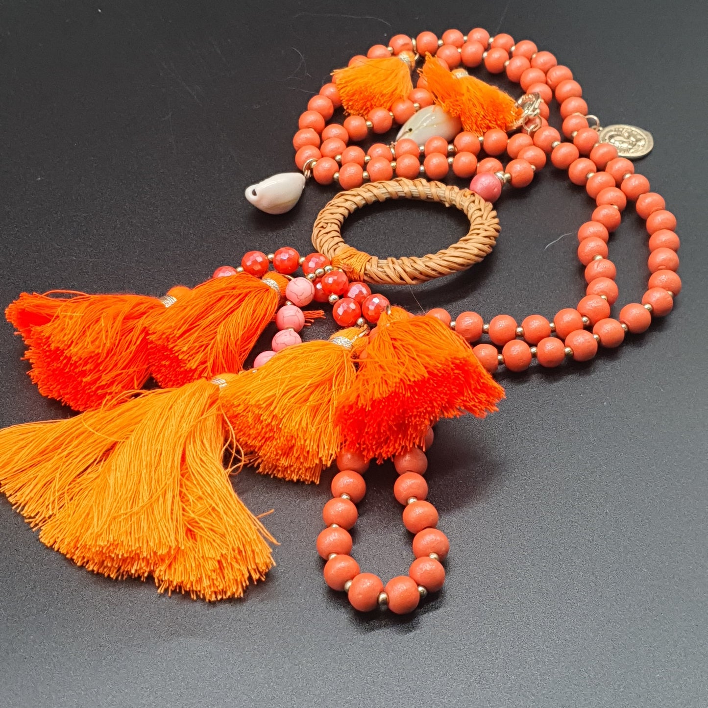 Collier sautoir orange perles en bois, coquillages cauri, médaillons dorés & tassel coton