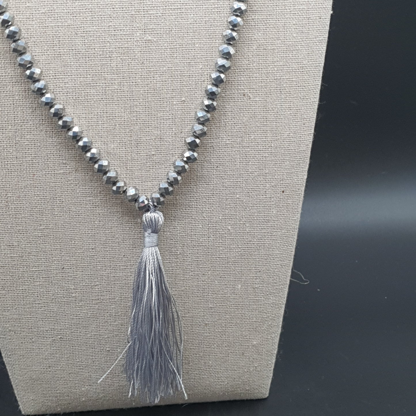 Collier sautoir perles grises facettes cristal effet strass pendentif pompon tassel fils de coton