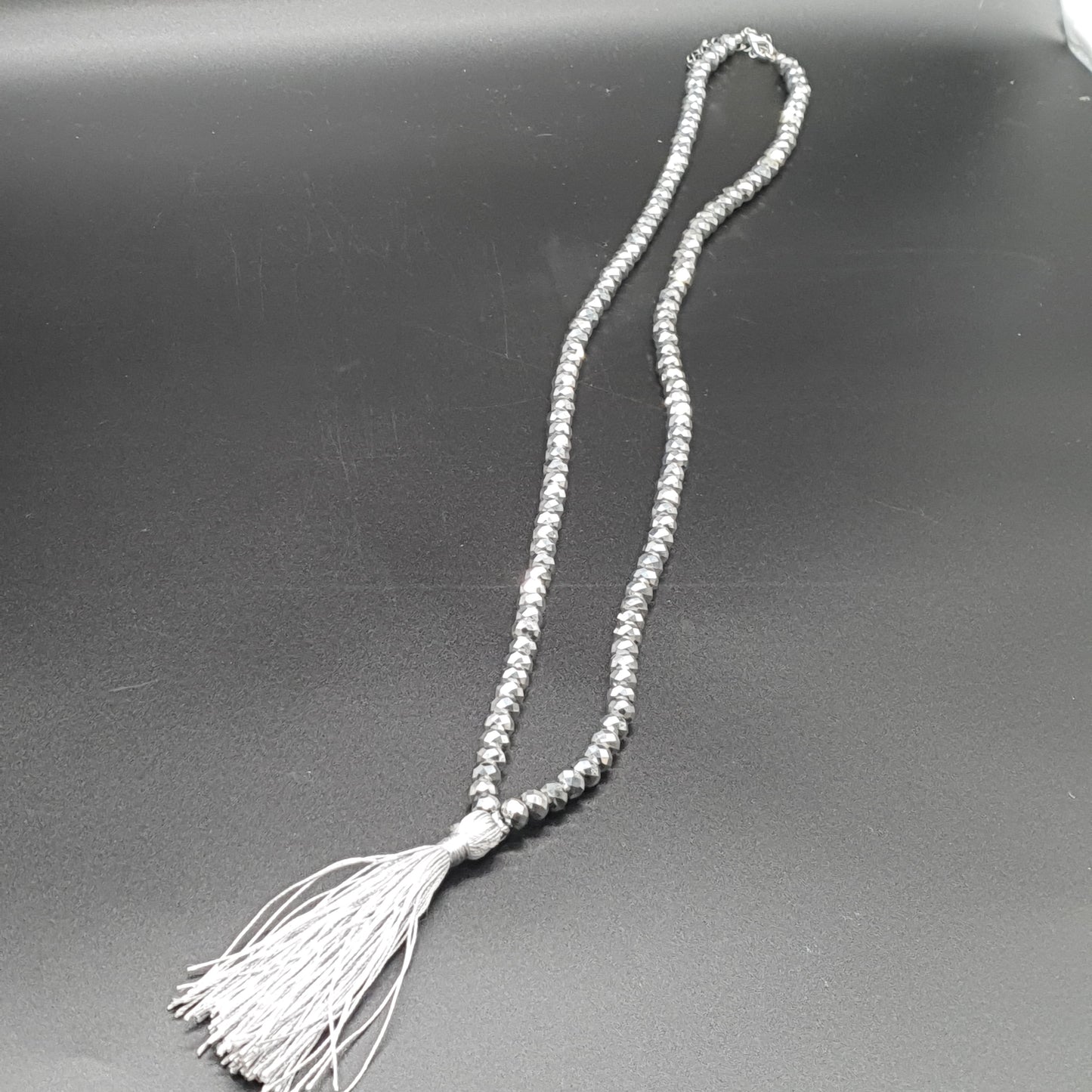 Collier sautoir perles grises facettes cristal effet strass pendentif pompon tassel fils de coton