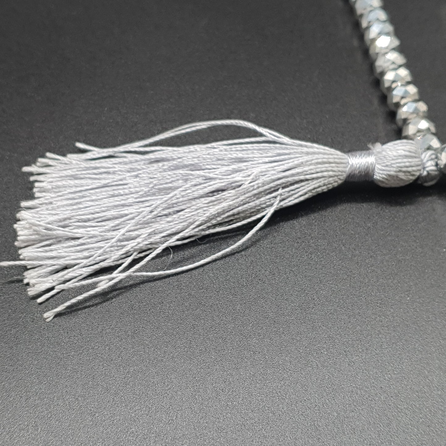 Collier sautoir perles grises facettes cristal effet strass pendentif pompon tassel fils de coton