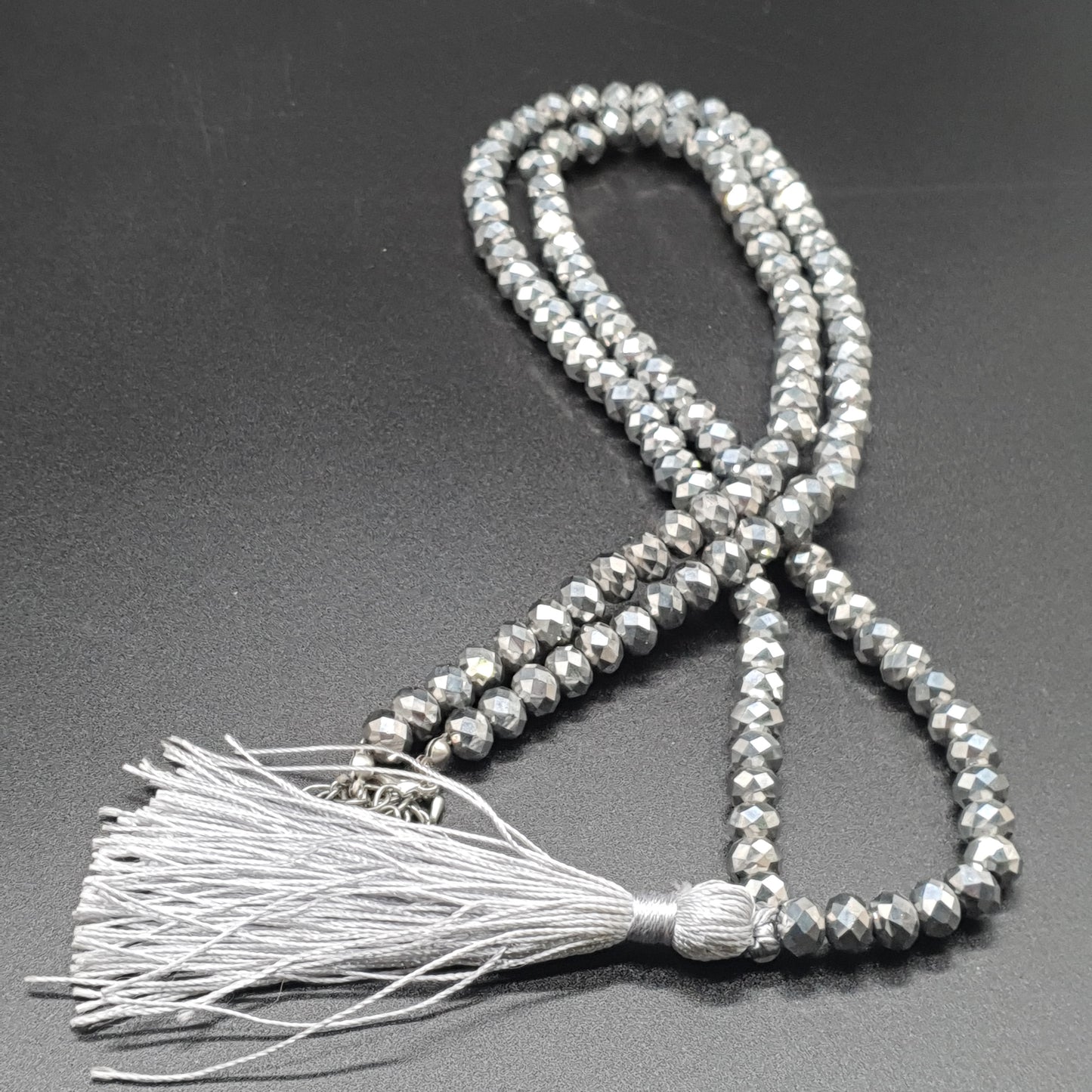Collier sautoir perles grises facettes cristal effet strass pendentif pompon tassel fils de coton