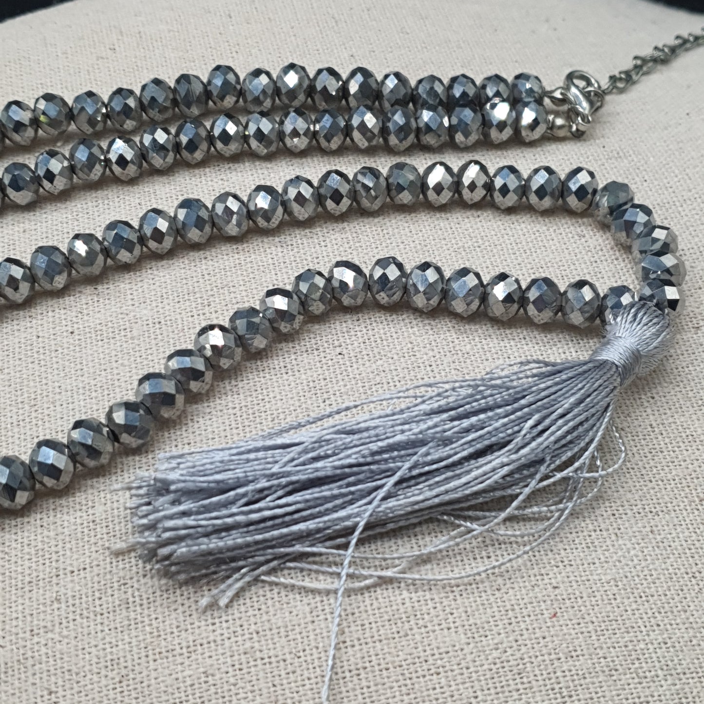 Collier sautoir perles grises facettes cristal effet strass pendentif pompon tassel fils de coton