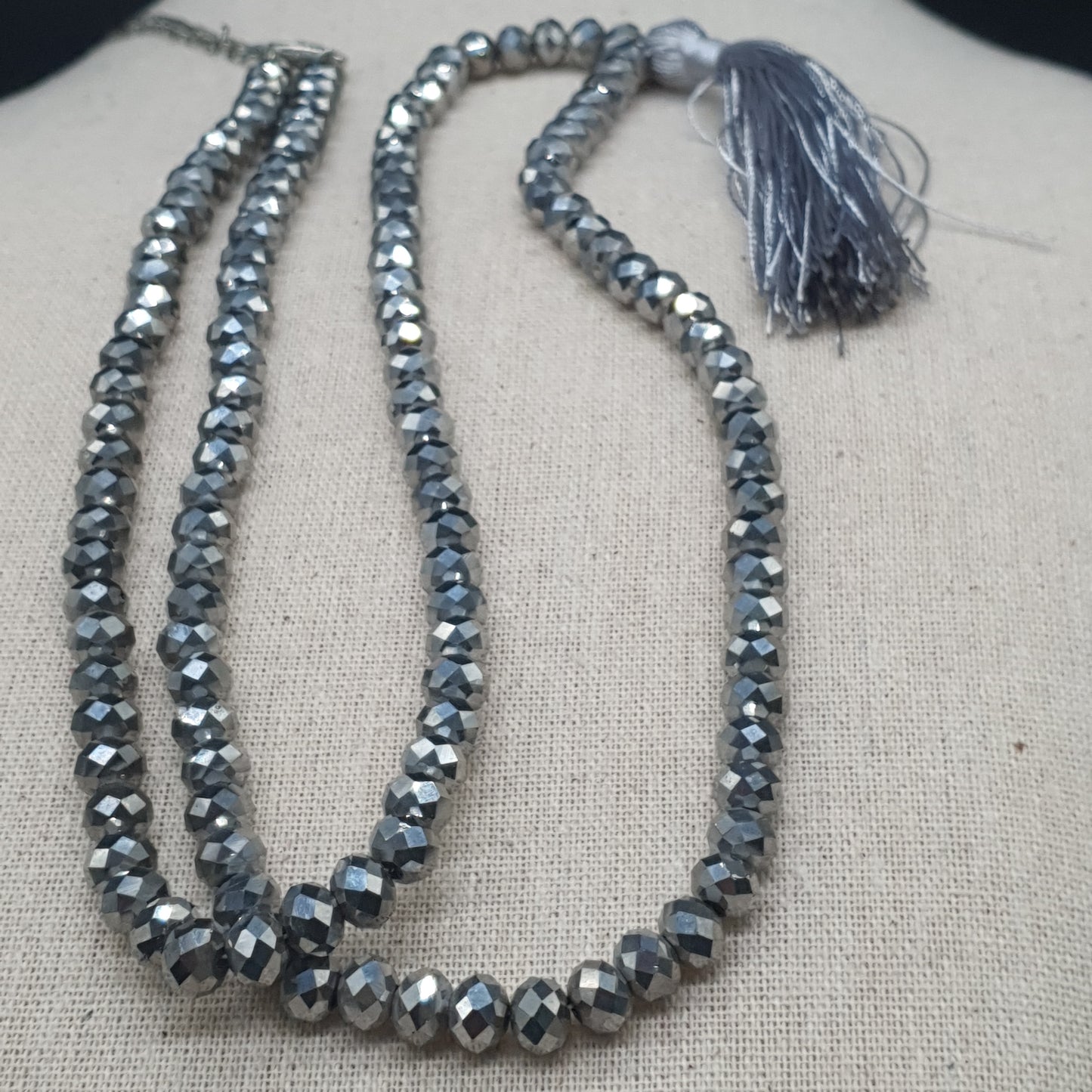 Collier sautoir perles grises facettes cristal effet strass pendentif pompon tassel fils de coton