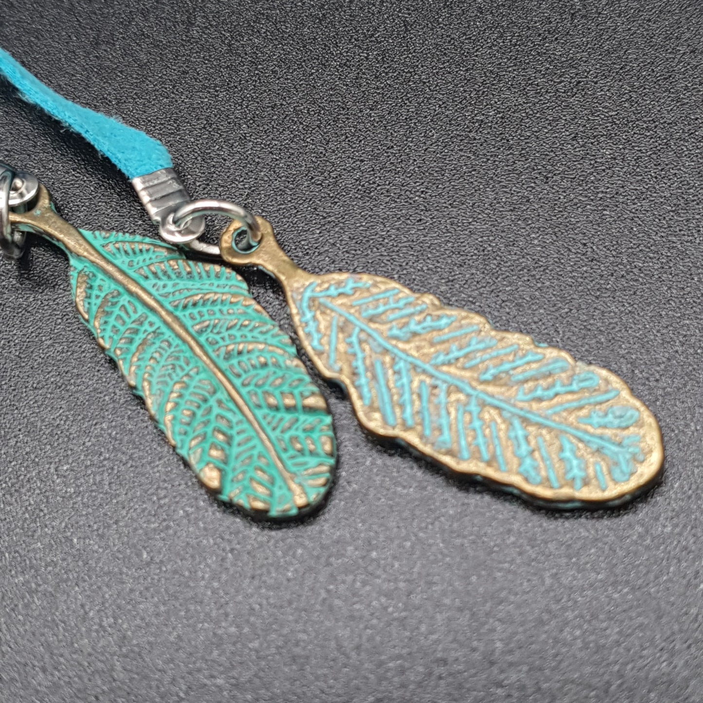 Collier sautoir fantaisie perles bois métal billes rondelles pompons tassel façon daim