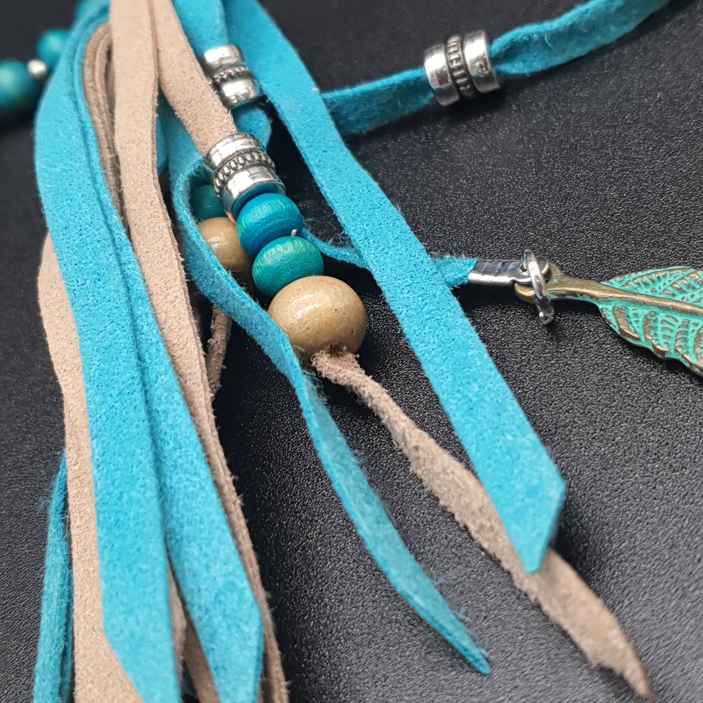 Collier sautoir fantaisie perles bois métal billes rondelles pompons tassel façon daim