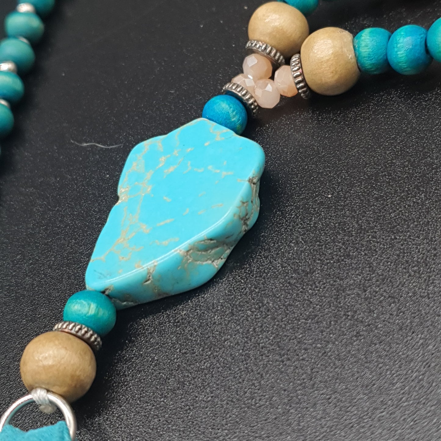 Collier sautoir fantaisie perles bois métal billes rondelles pompons tassel façon daim