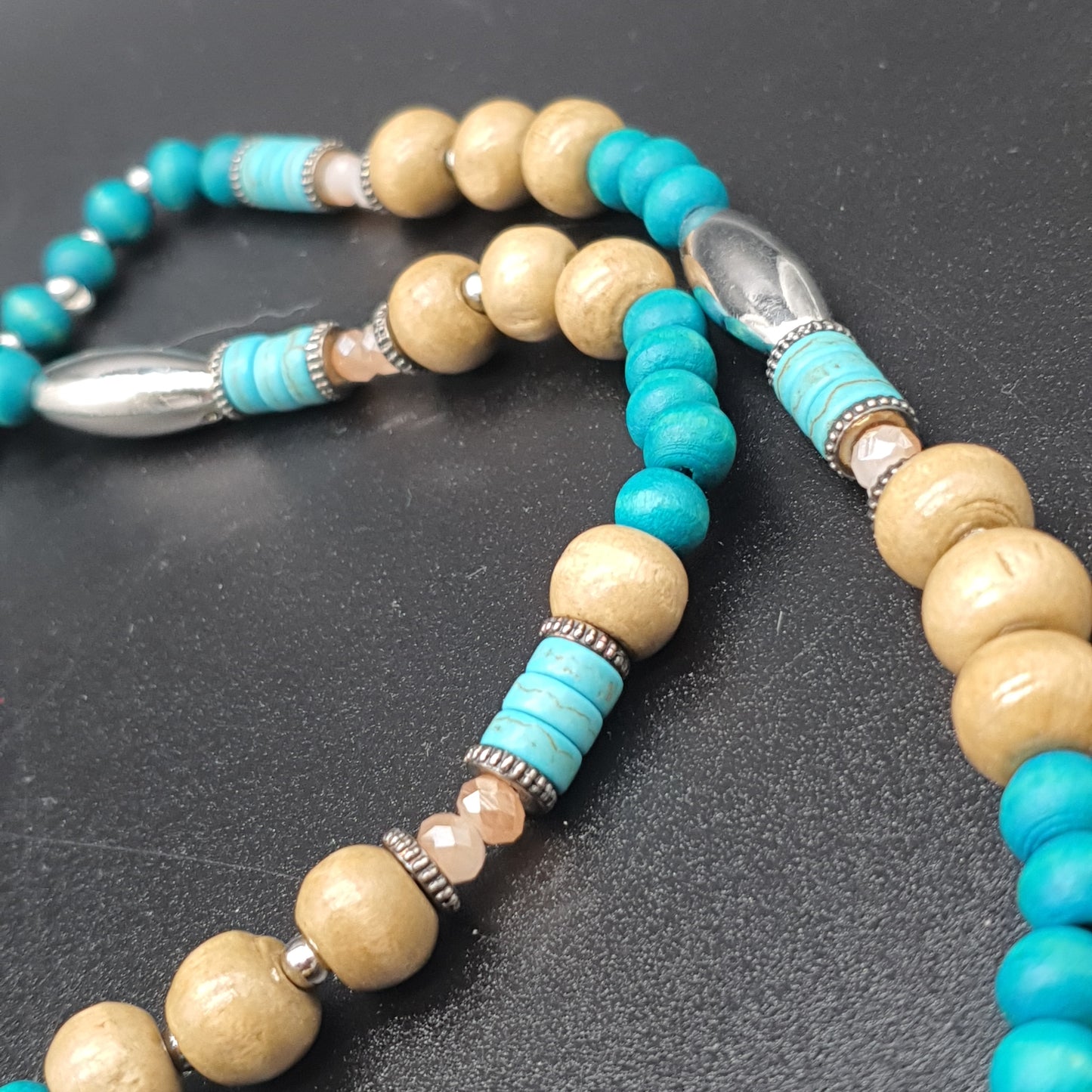 Collier sautoir fantaisie perles bois métal billes rondelles pompons tassel façon daim