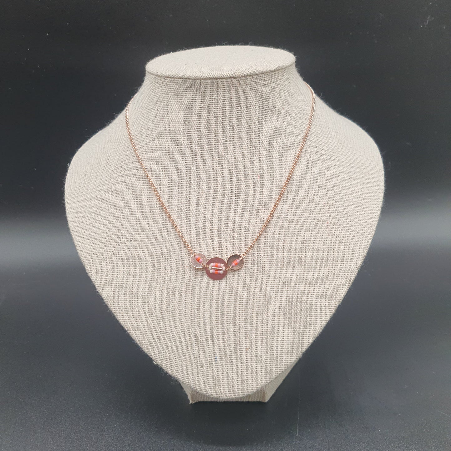 Collier acier doré chaîne maille gourmette trois pièces métal doré perles fantaisie colorées