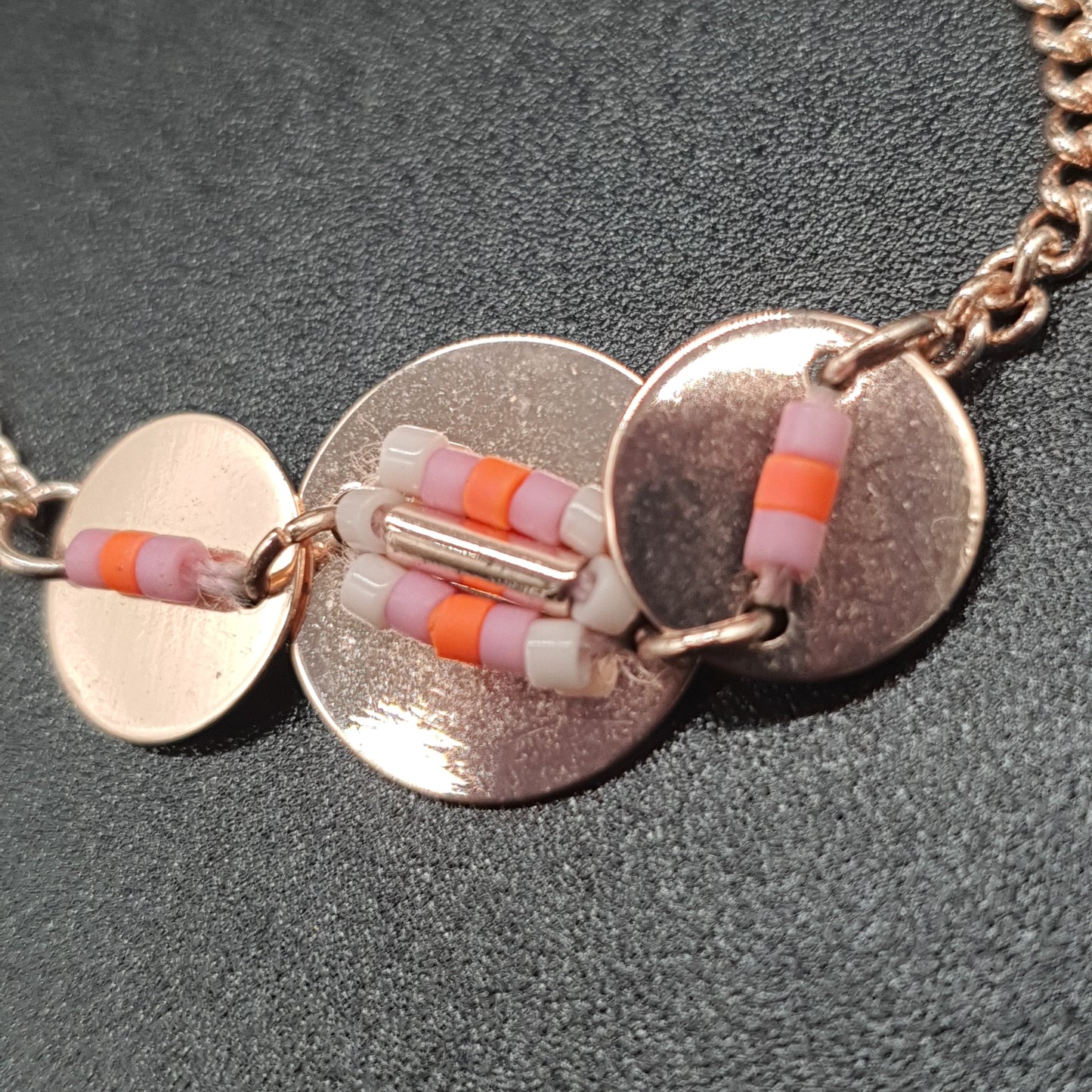 Collier acier doré chaîne maille gourmette trois pièces métal doré perles fantaisie colorées