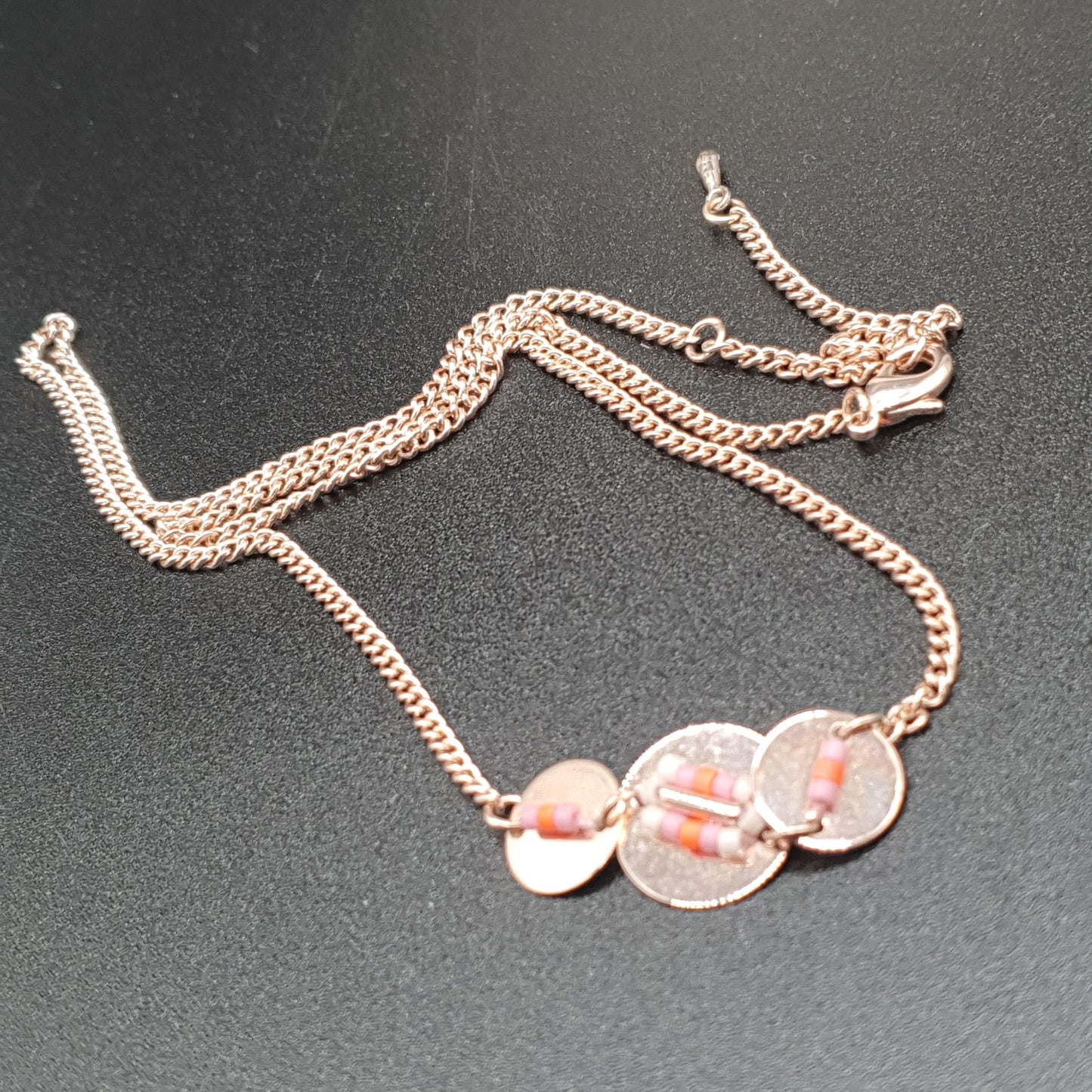 Collier acier doré chaîne maille gourmette trois pièces métal doré perles fantaisie colorées