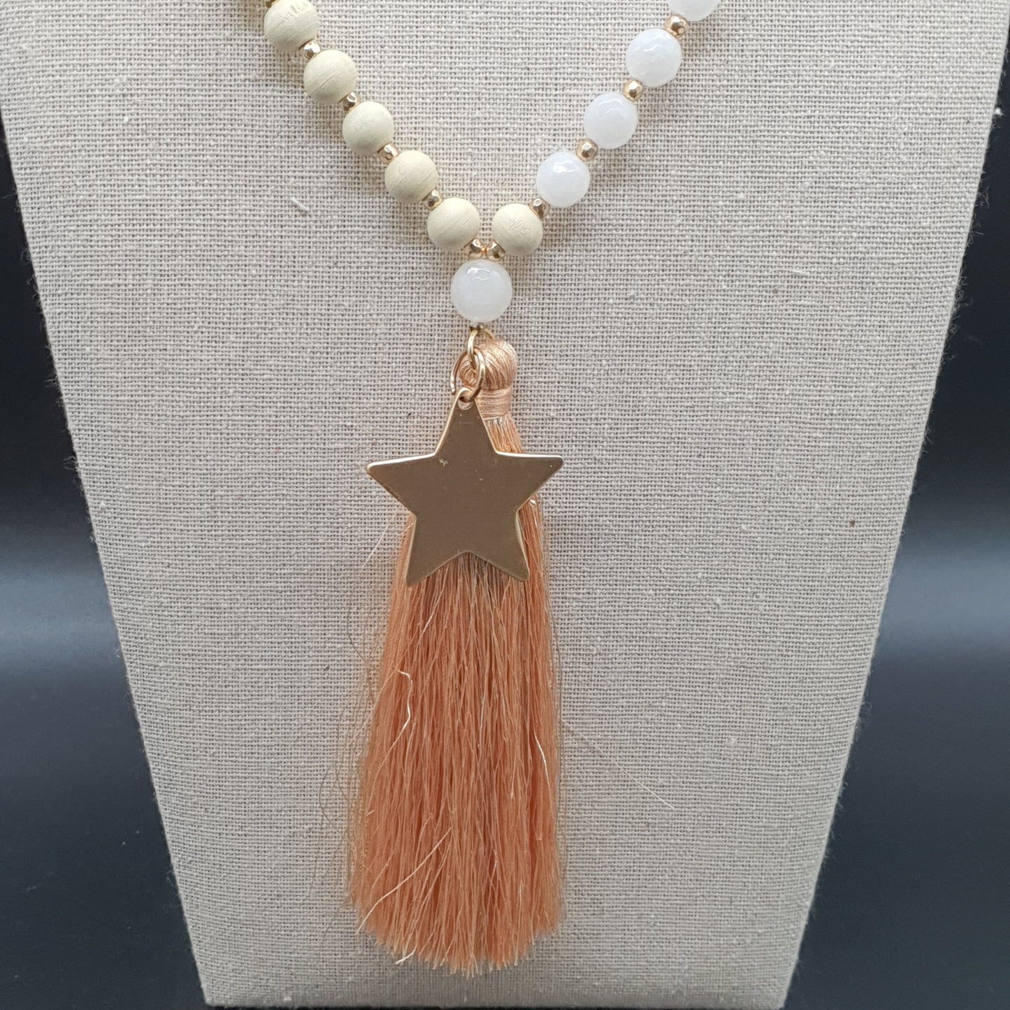 Collier sautoir perles bois étoile dorée et pompon tassel