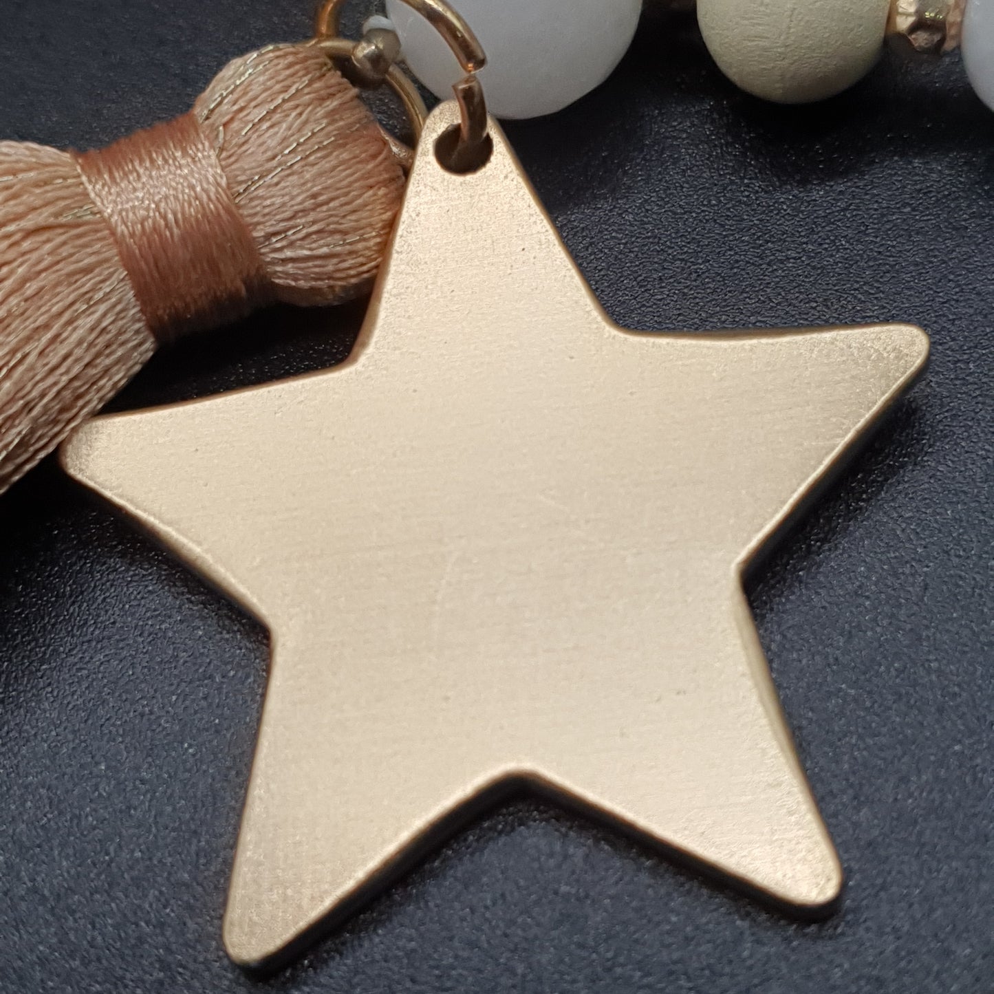 Collier sautoir perles bois étoile dorée et pompon tassel