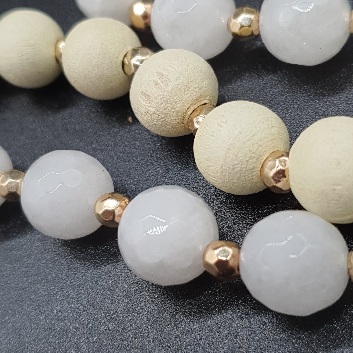 Collier sautoir perles bois étoile dorée et pompon tassel