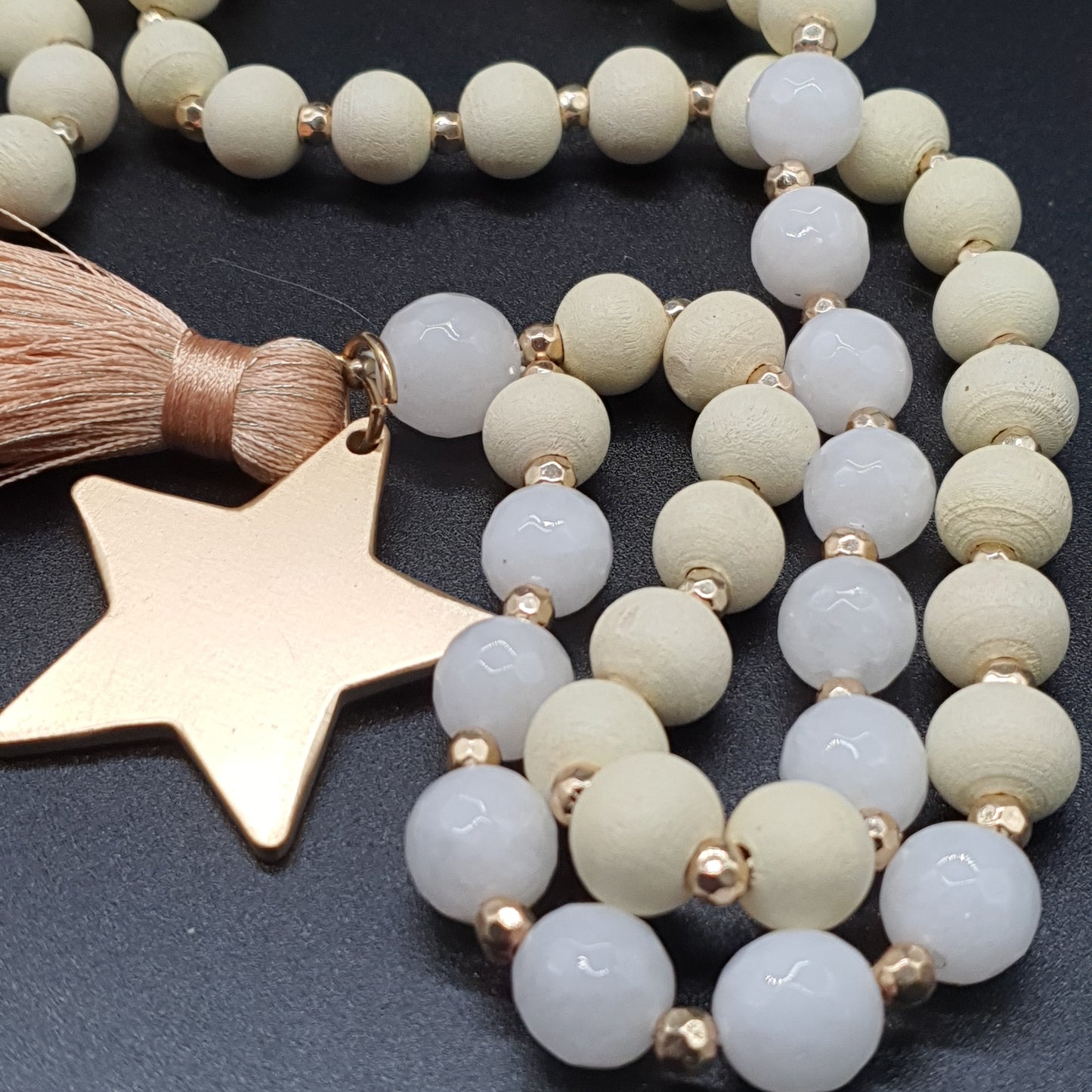 Collier sautoir perles bois étoile dorée et pompon tassel