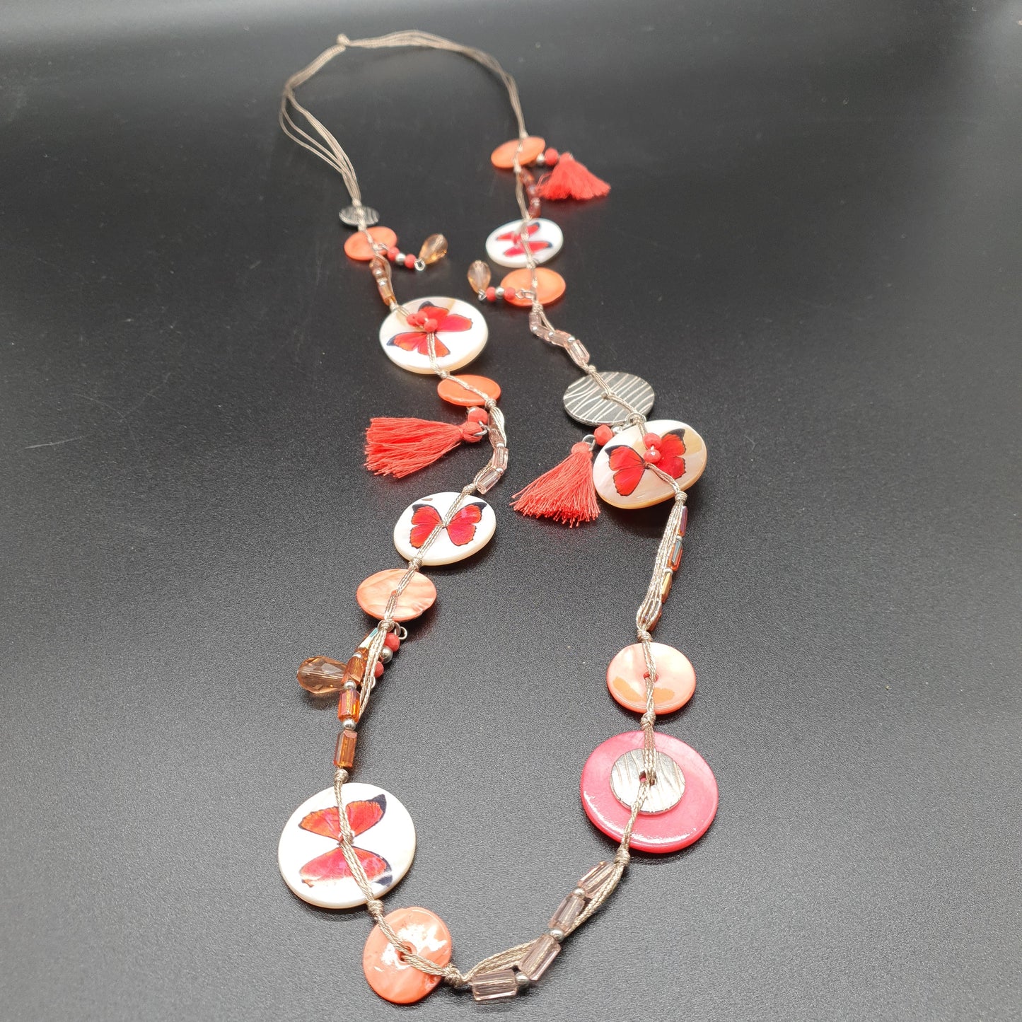 Collier sautoir multi-fils rose – Nacre, papillon argenté & pompons
